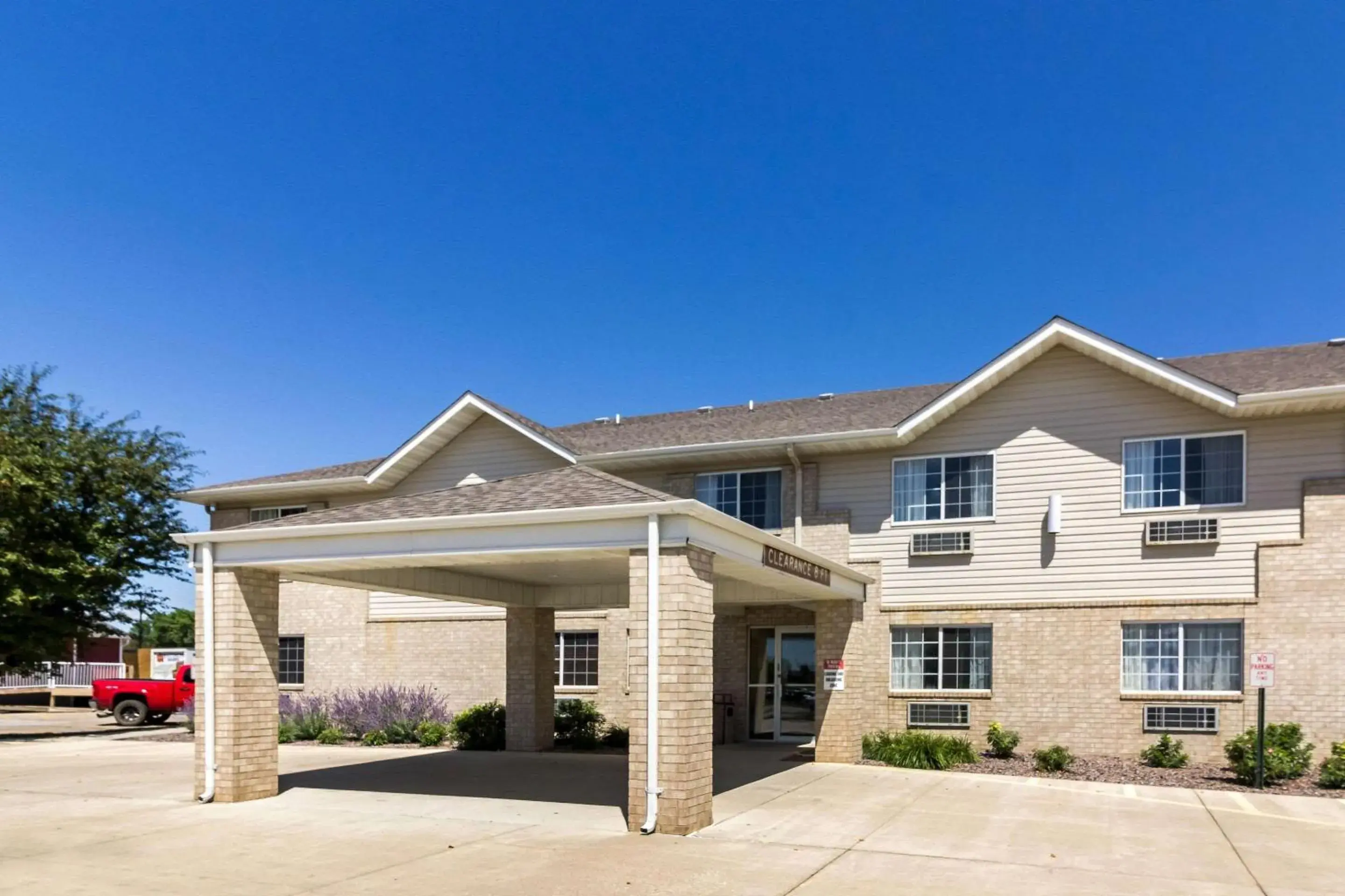 Property building in Quality Inn Marshall near University Property building in Quality Inn Marshall near University