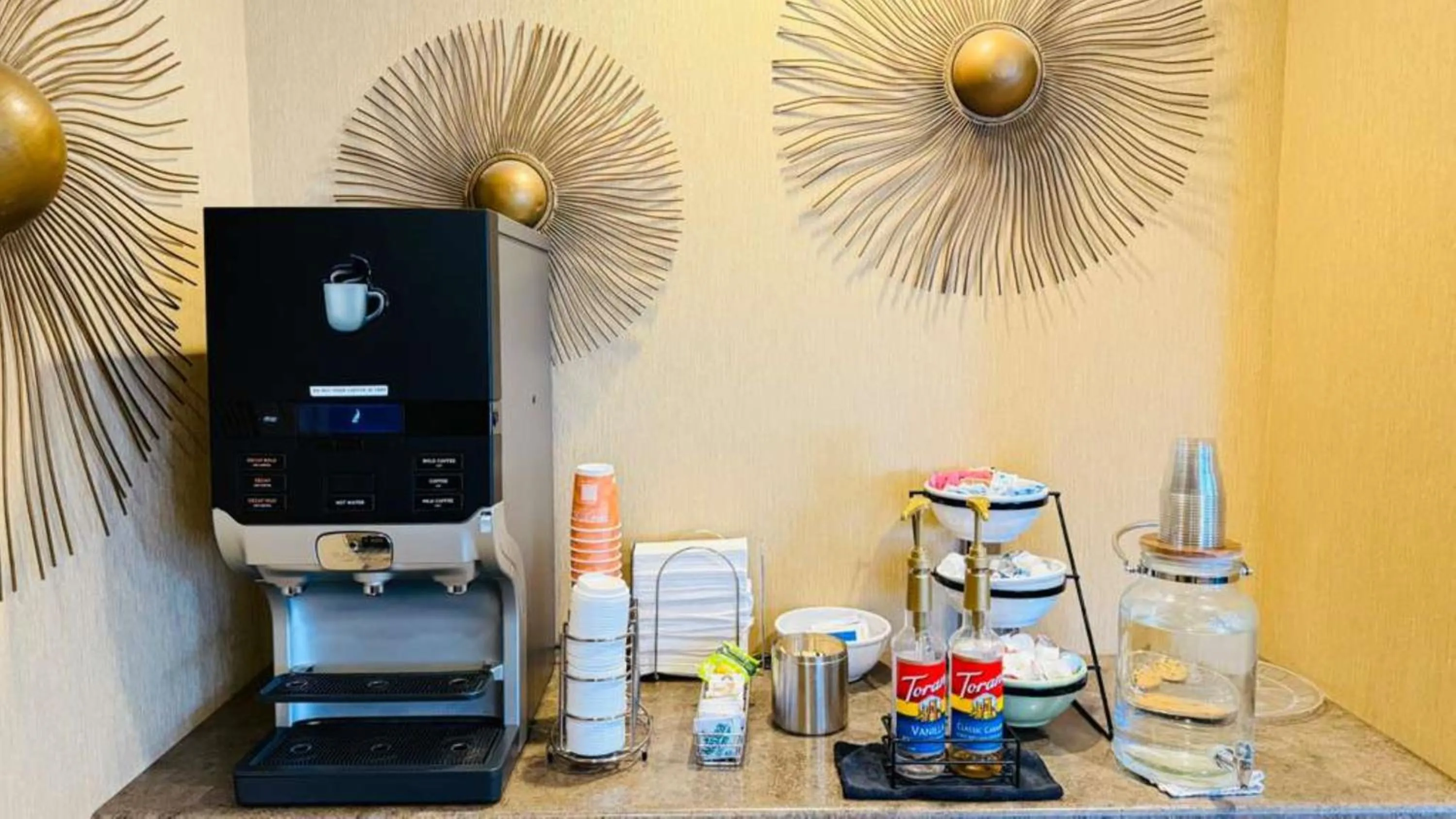 Coffee/tea facilities in Quality Inn Marshall near University