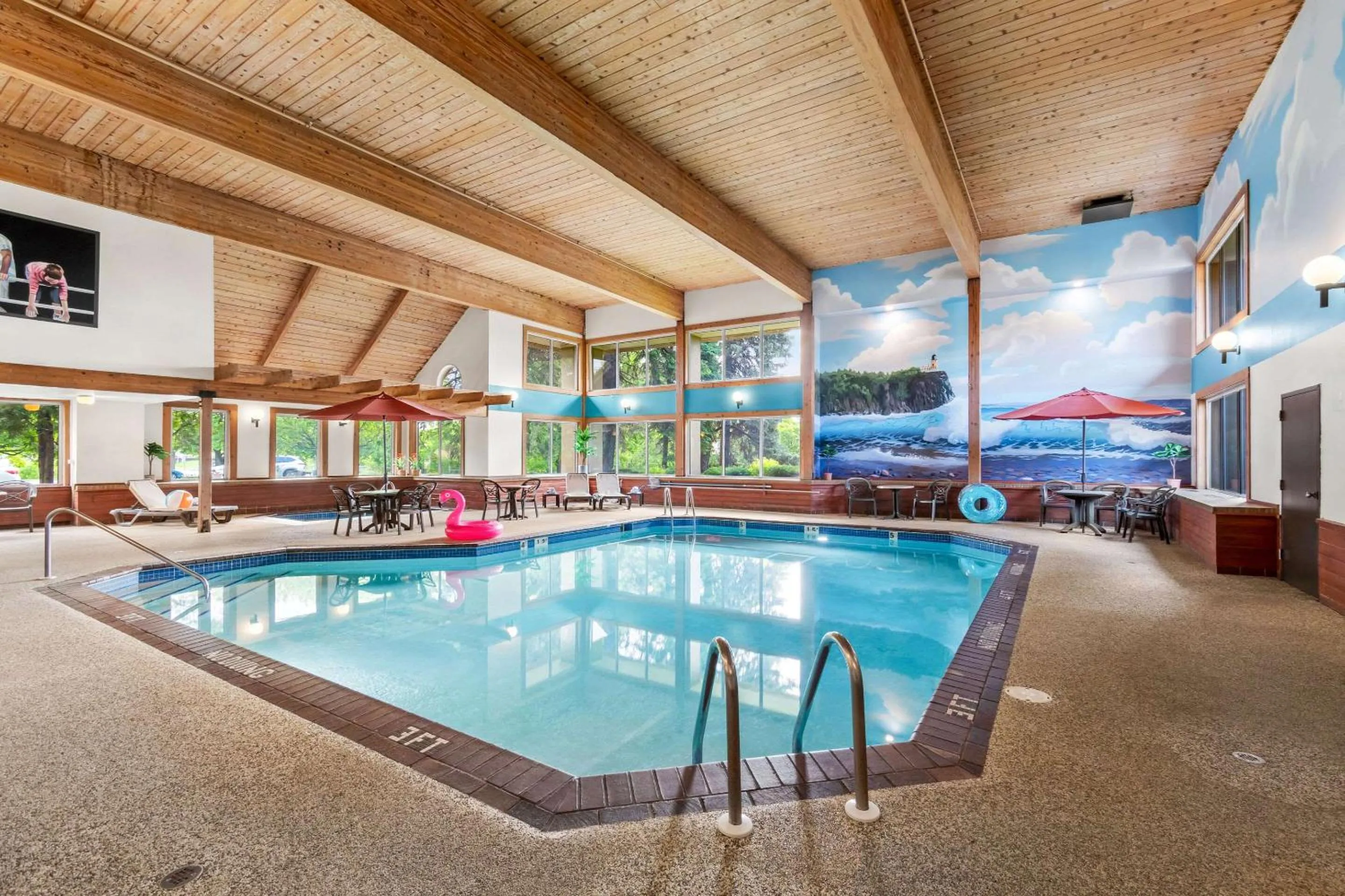 Swimming pool in Comfort Inn Duluth West