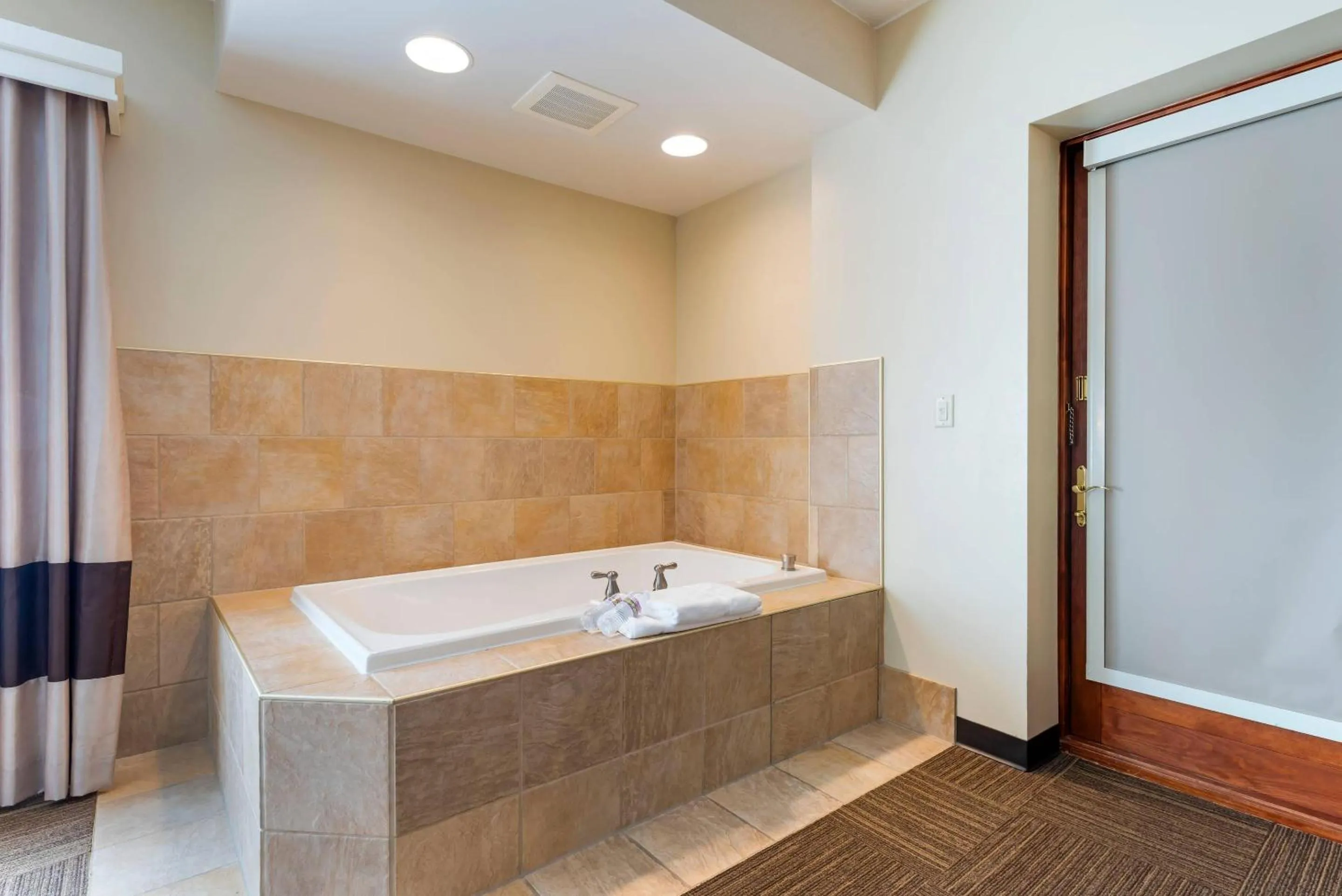 Bedroom in Lift Bridge Lodge, an Ascend Collection Hotel