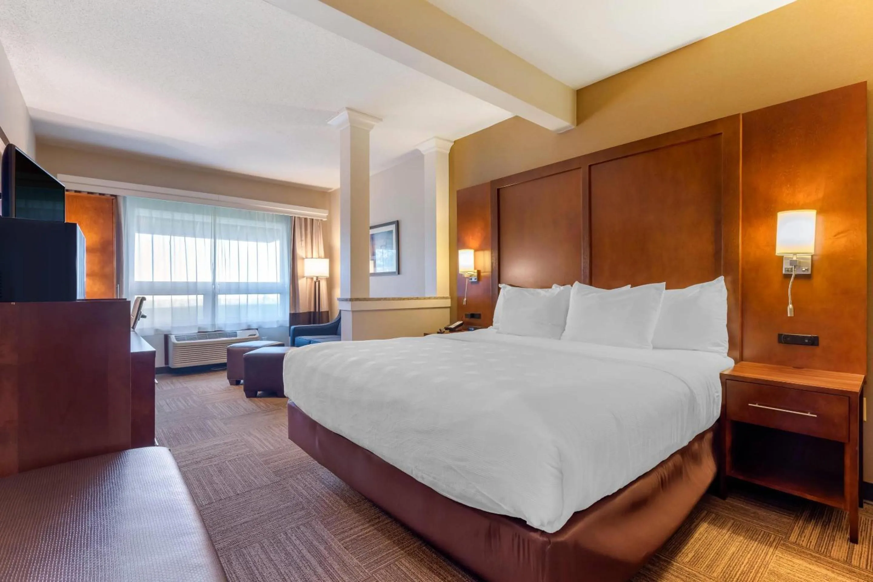 Bedroom, Bed in Lift Bridge Lodge, an Ascend Collection Hotel
