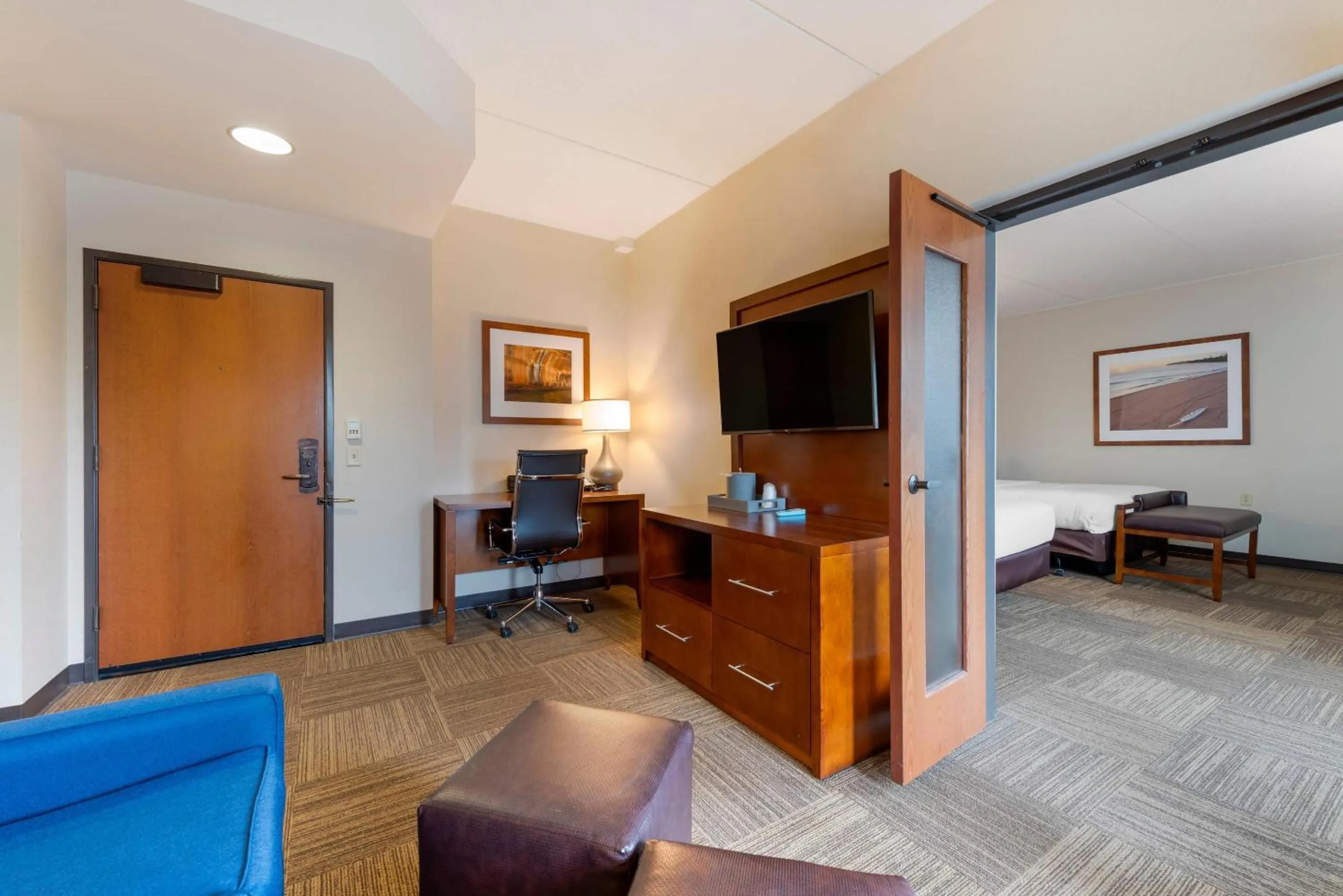 Bedroom in Lift Bridge Lodge, an Ascend Collection Hotel