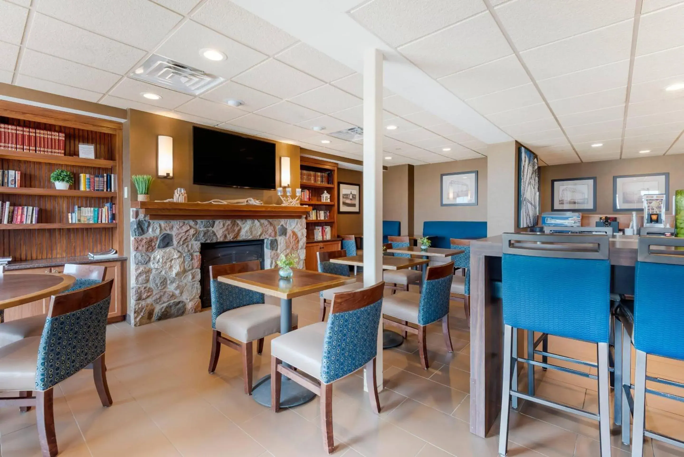 Breakfast in Lift Bridge Lodge, an Ascend Collection Hotel Breakfast in Lift Bridge Lodge, an Ascend Collection Hotel