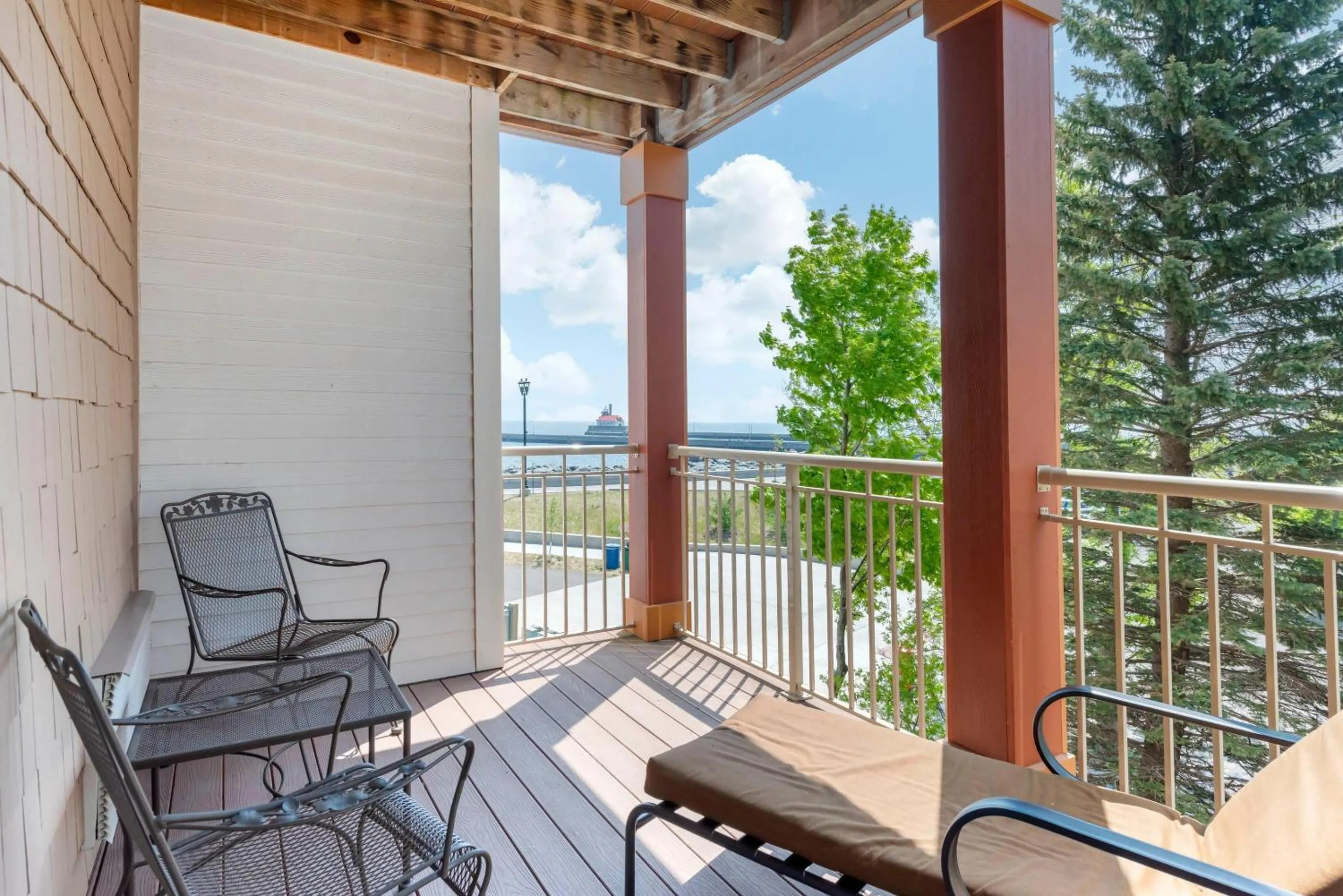 Bedroom in Lift Bridge Lodge, an Ascend Collection Hotel