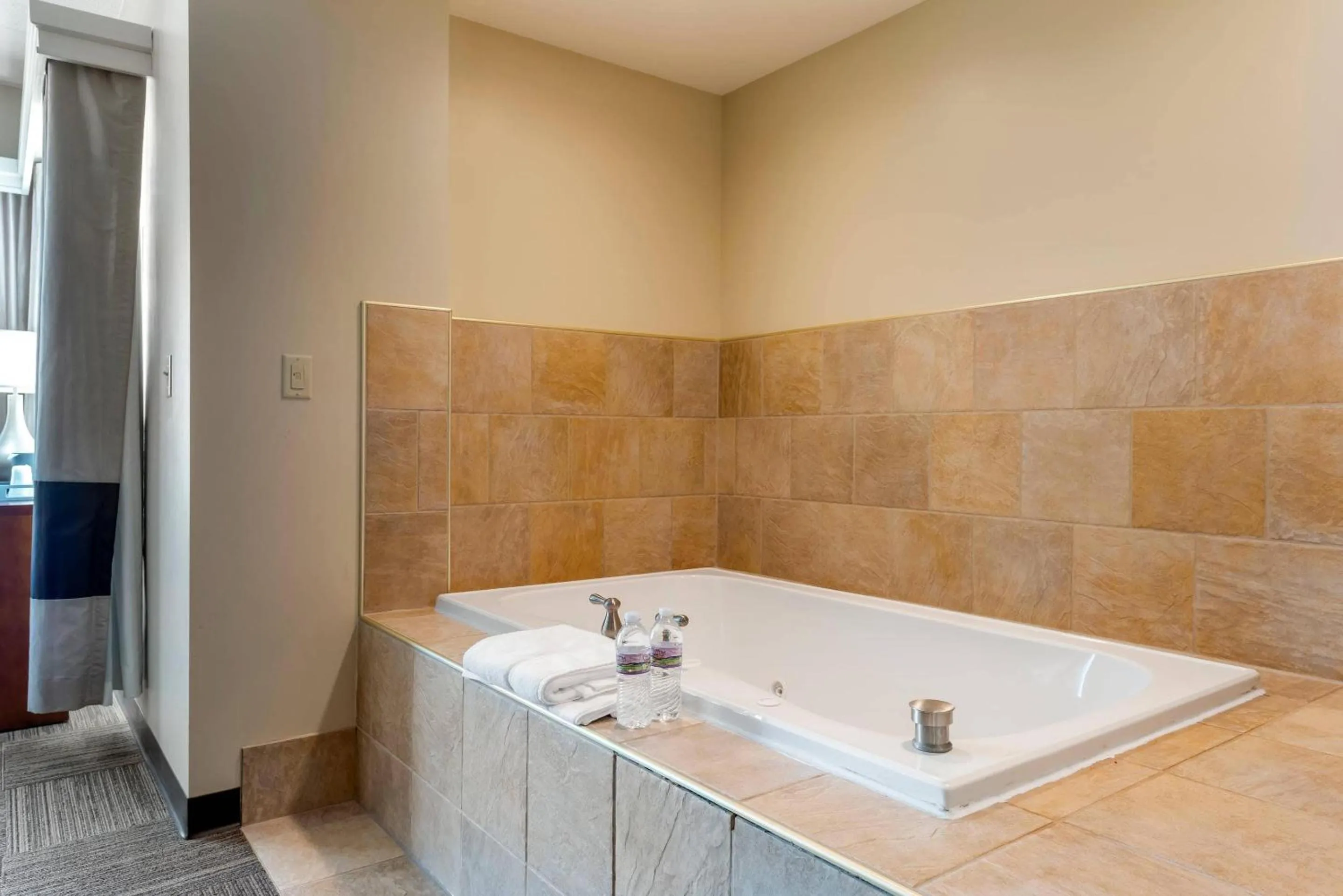 Bedroom in Lift Bridge Lodge, an Ascend Collection Hotel