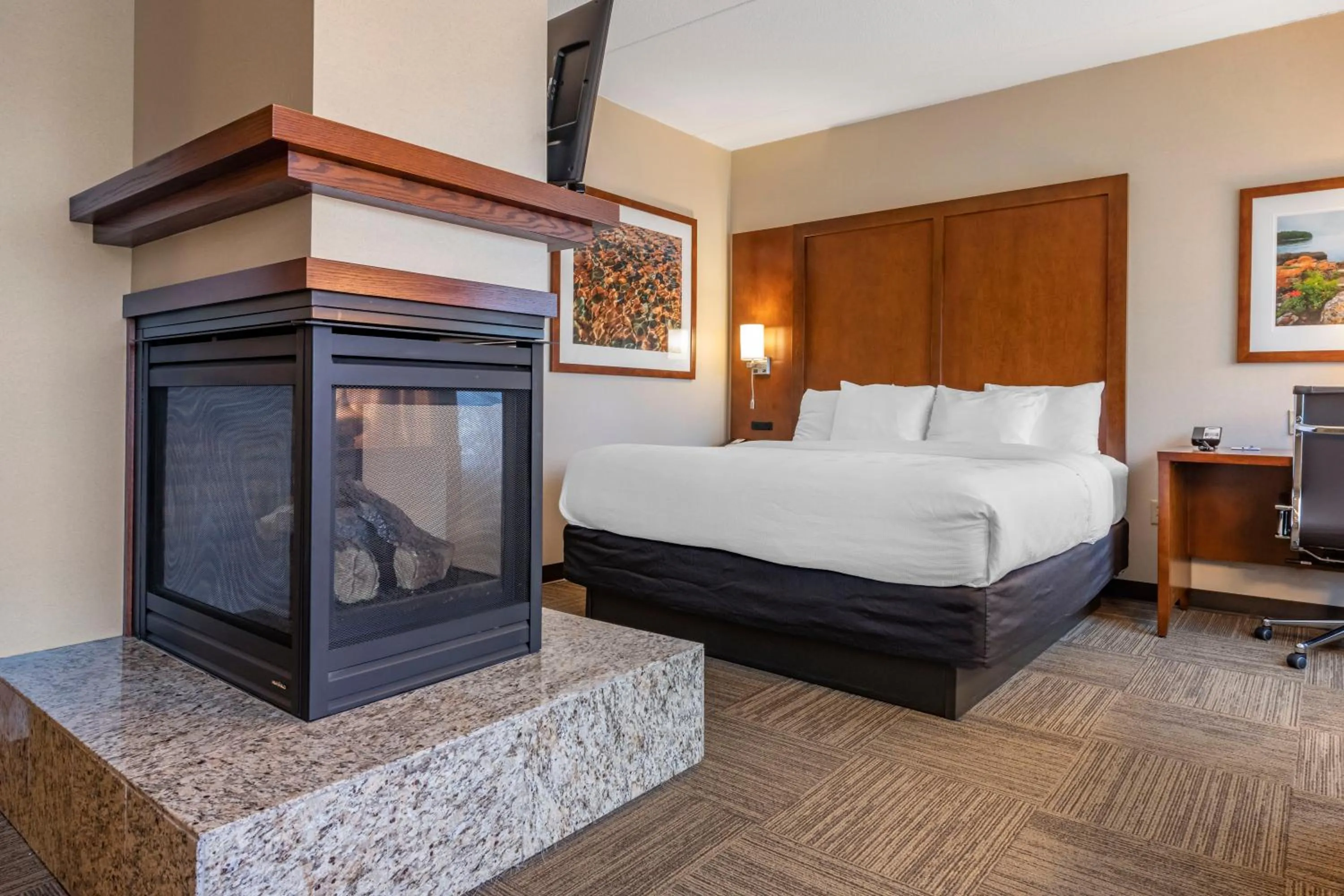 Bed in Lift Bridge Lodge, an Ascend Collection Hotel