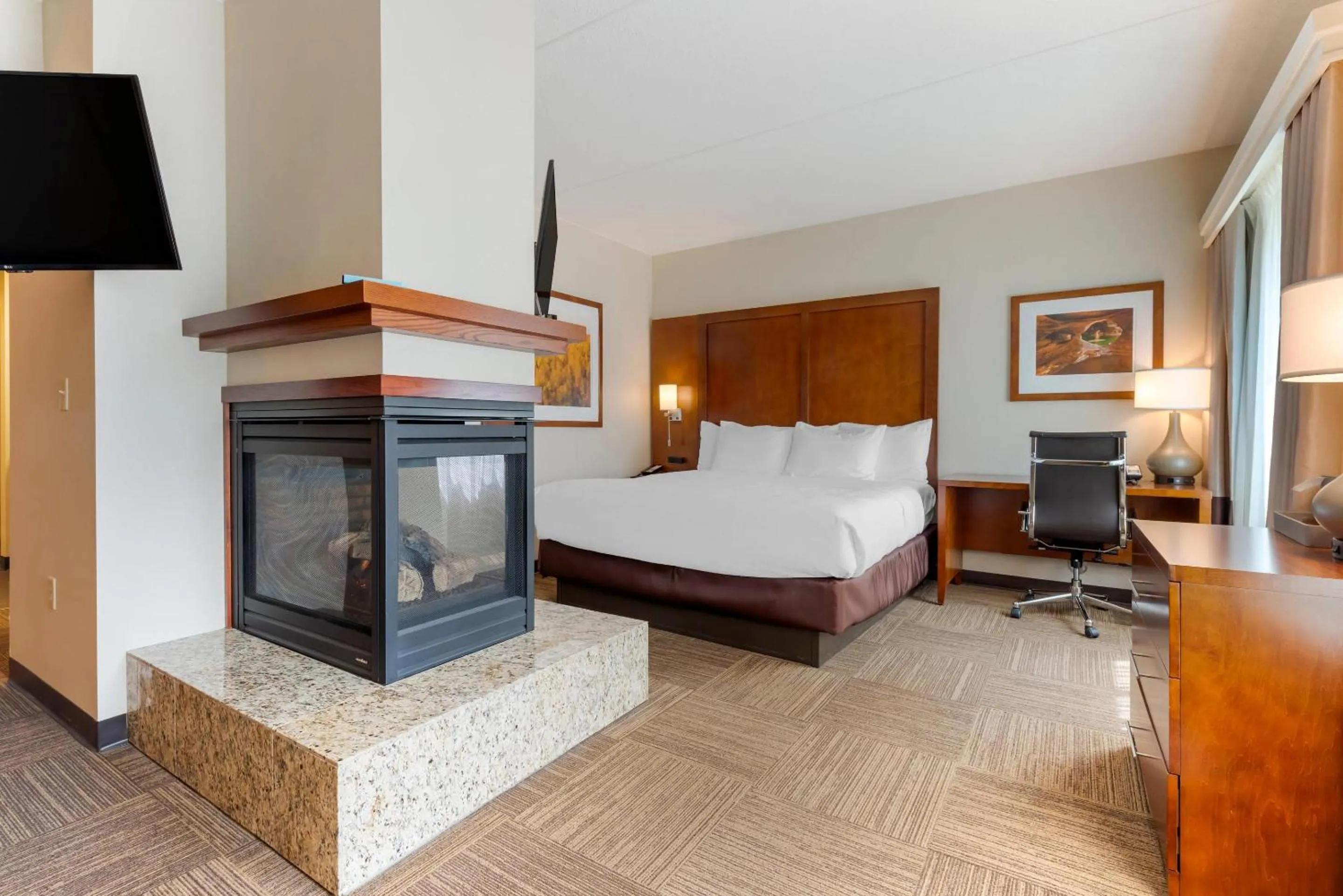 Bedroom, Bed in Lift Bridge Lodge, an Ascend Collection Hotel