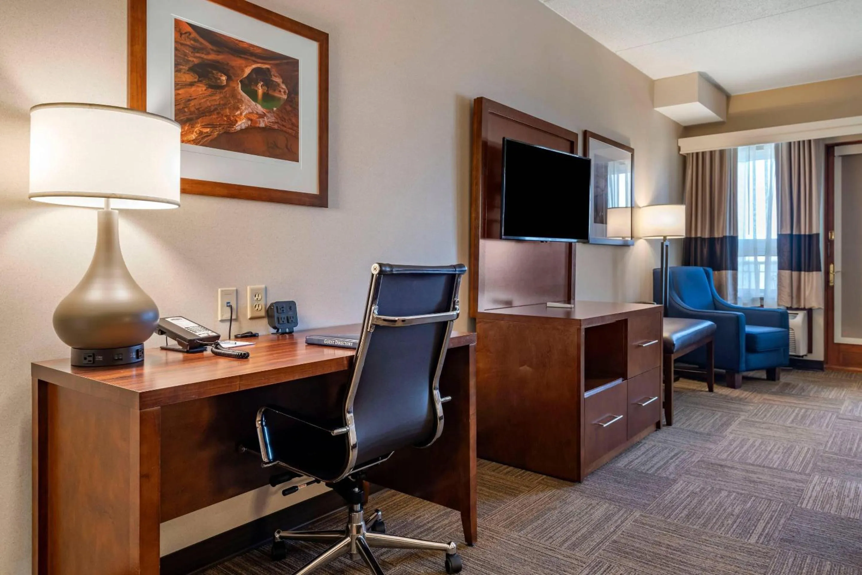 Bedroom in Lift Bridge Lodge, an Ascend Collection Hotel