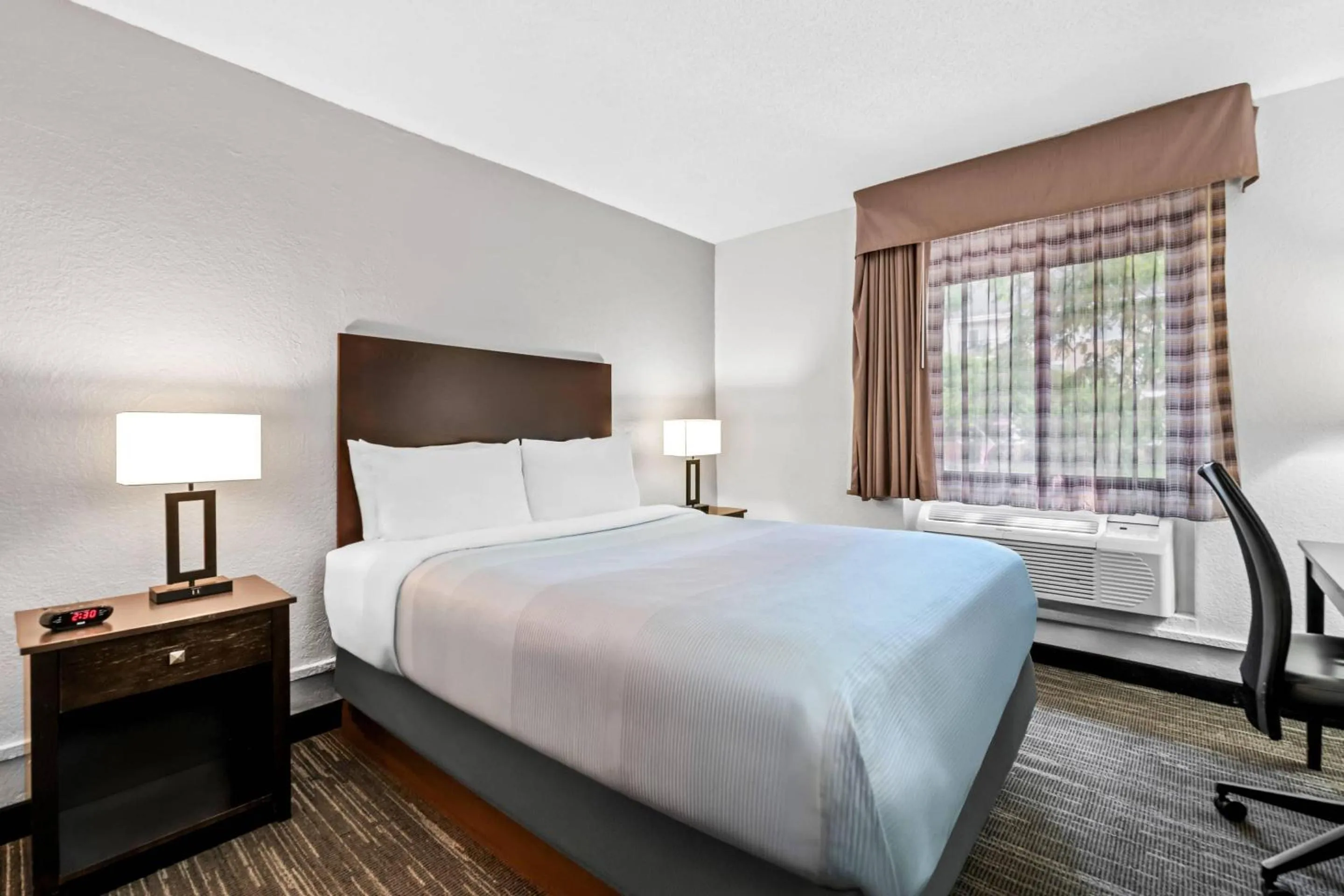 Bedroom, Bed in Quality Inn Savage - Bloomington West