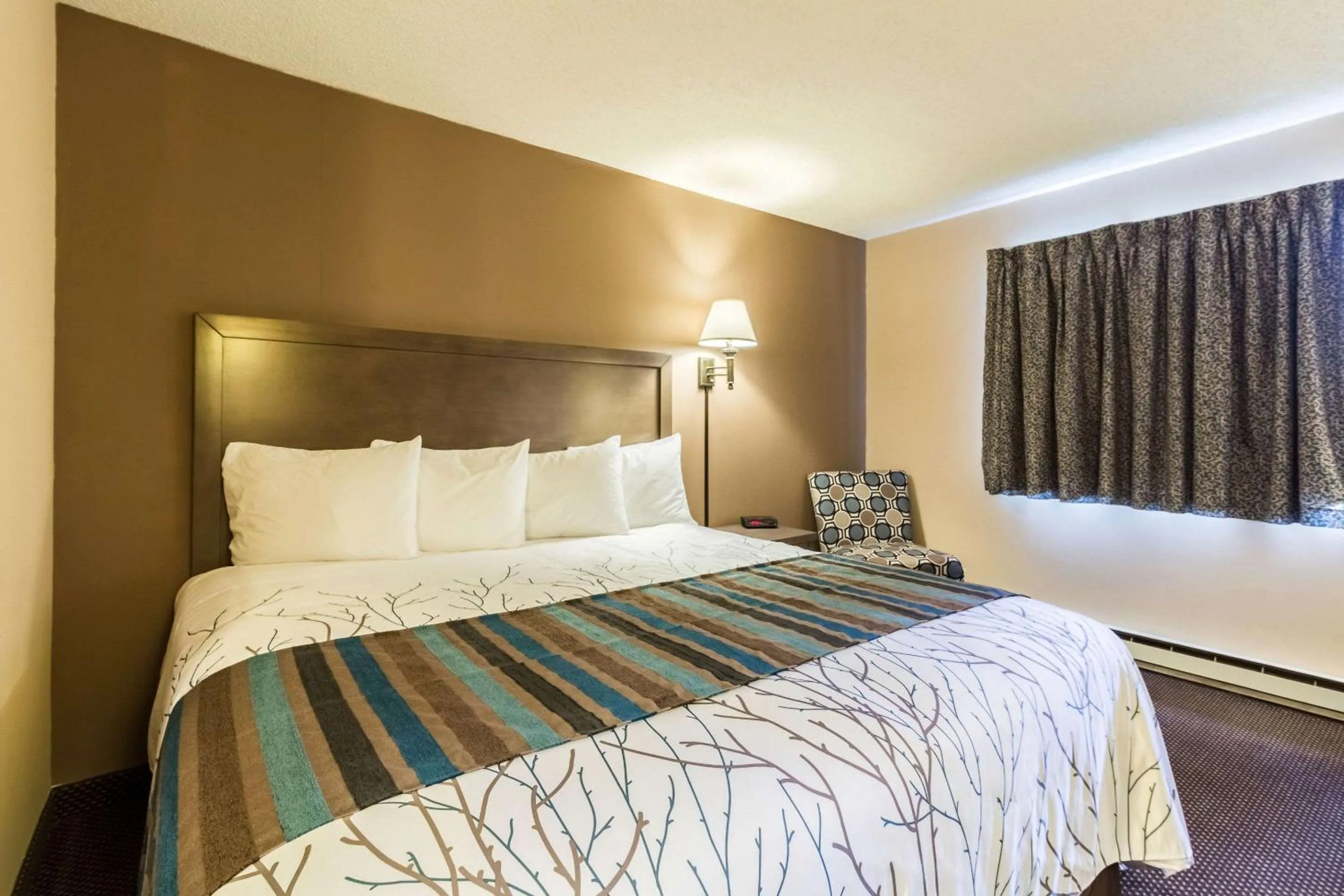 Property building, Bed in Rodeway Inn