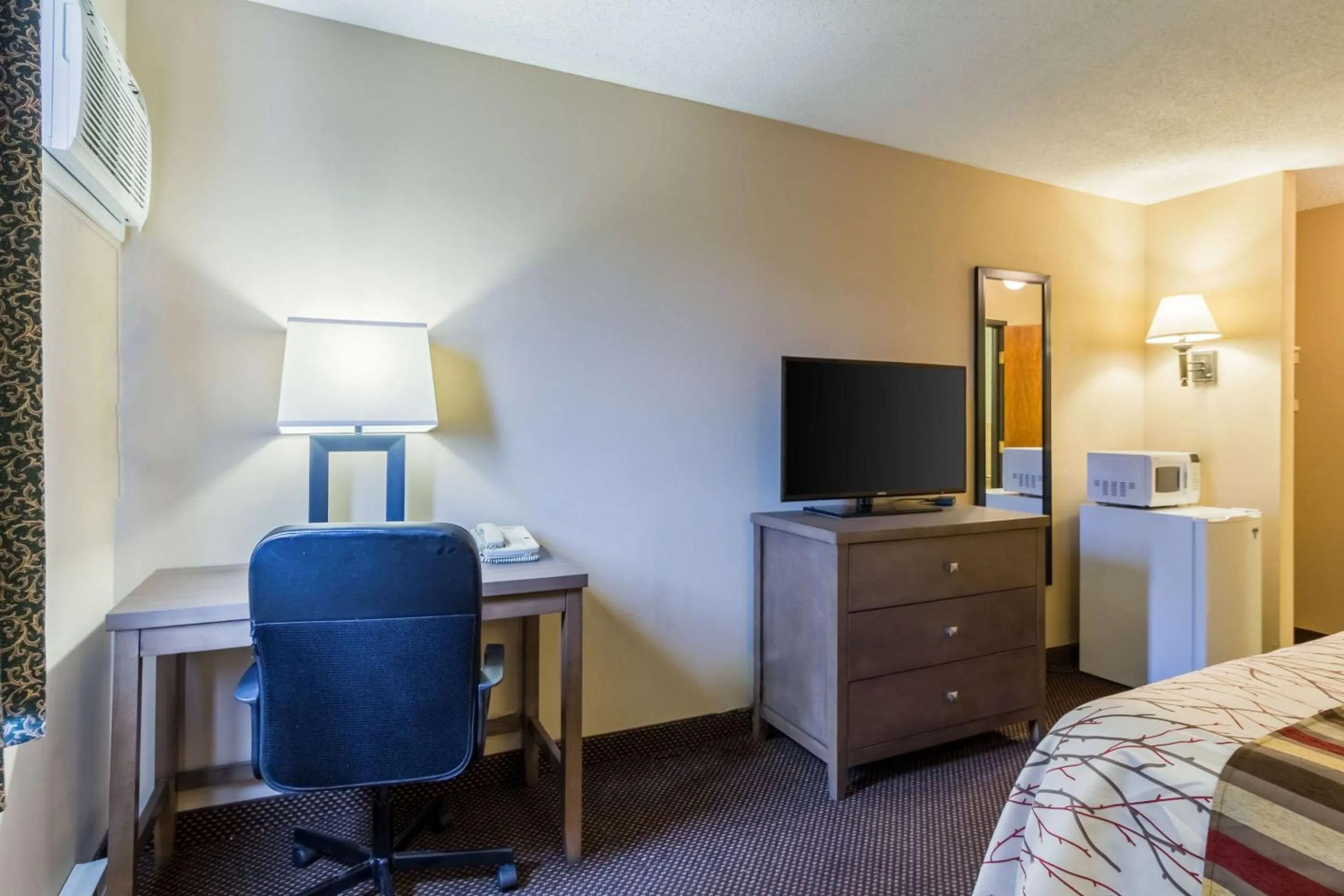Bedroom, Bed in Rodeway Inn
