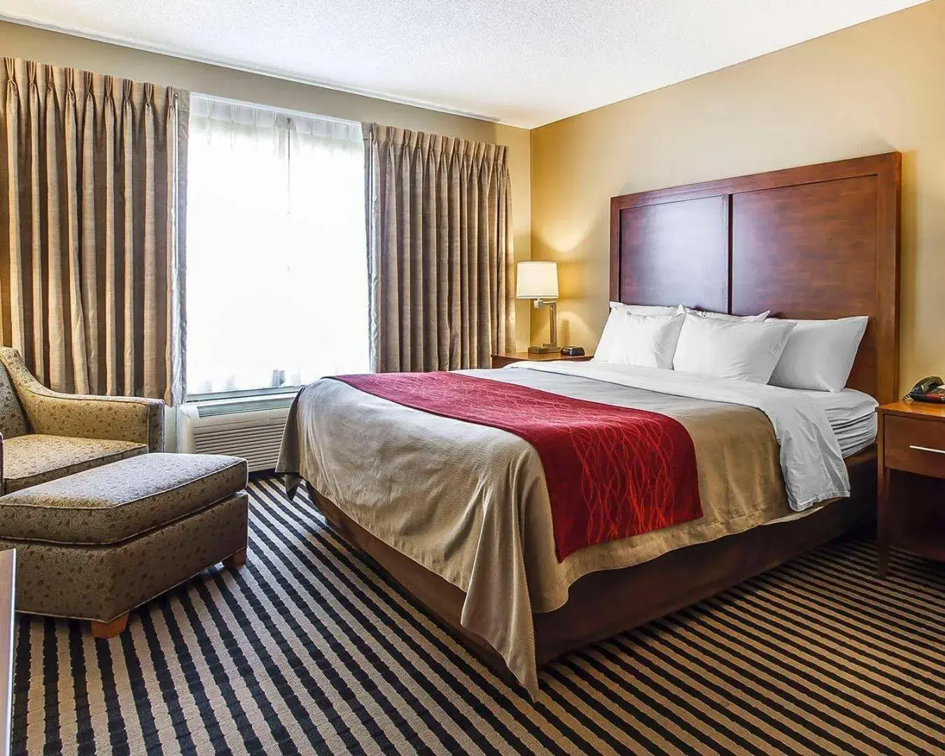 Bedroom, Bed in Comfort Inn Owatonna near Medical Center Bedroom, Bed in Comfort Inn Owatonna near Medical Center