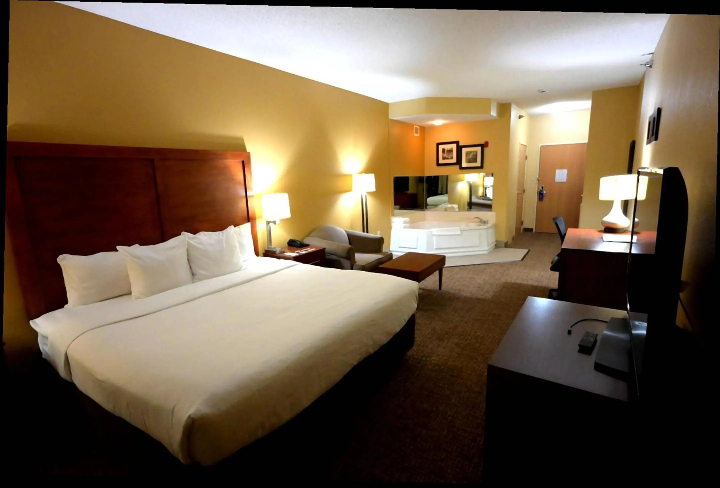 Bedroom, Bed in Comfort Inn Owatonna near Medical Center