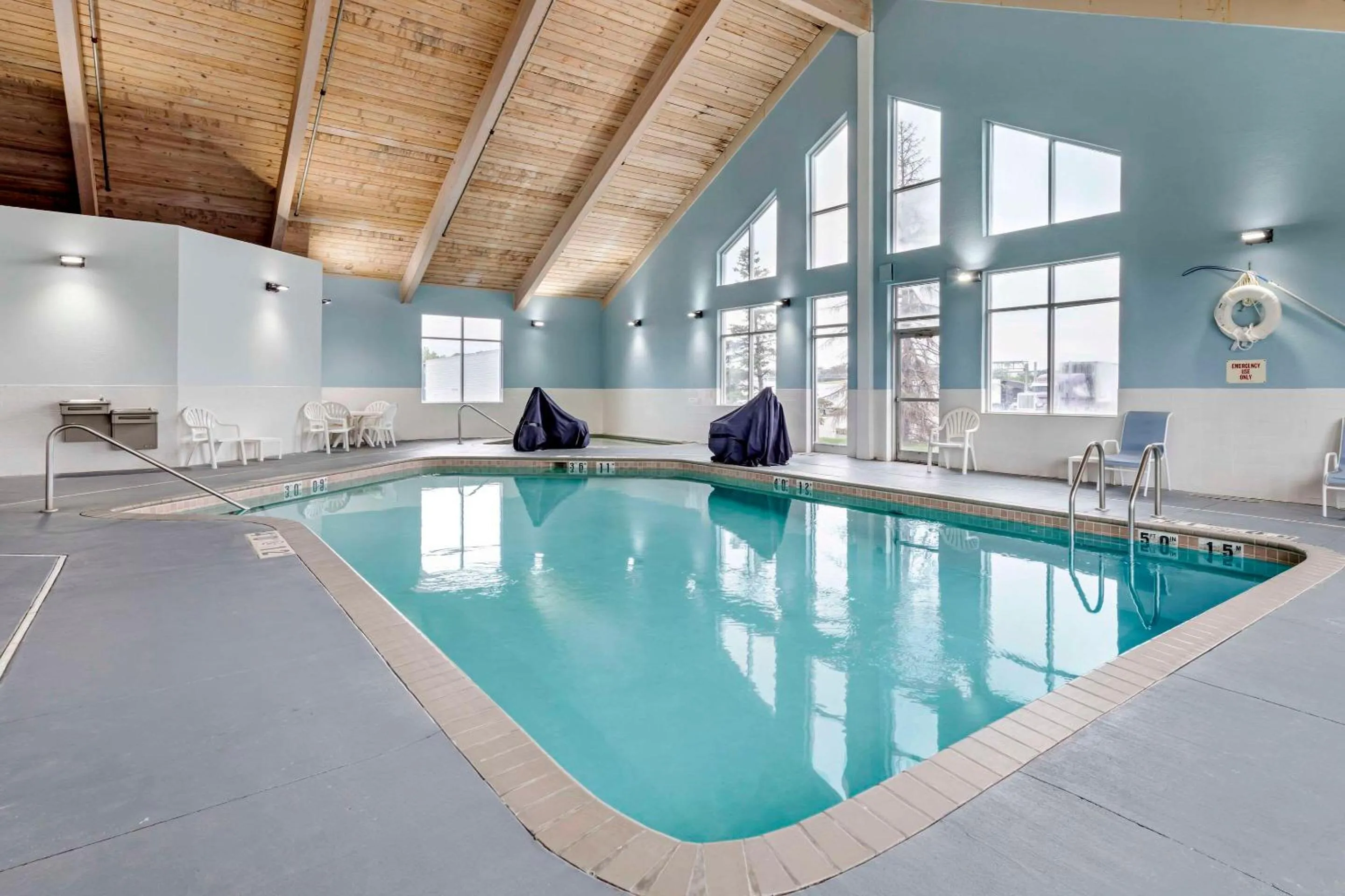 Swimming pool in Comfort Inn Albert Lea at Trails Travel Center