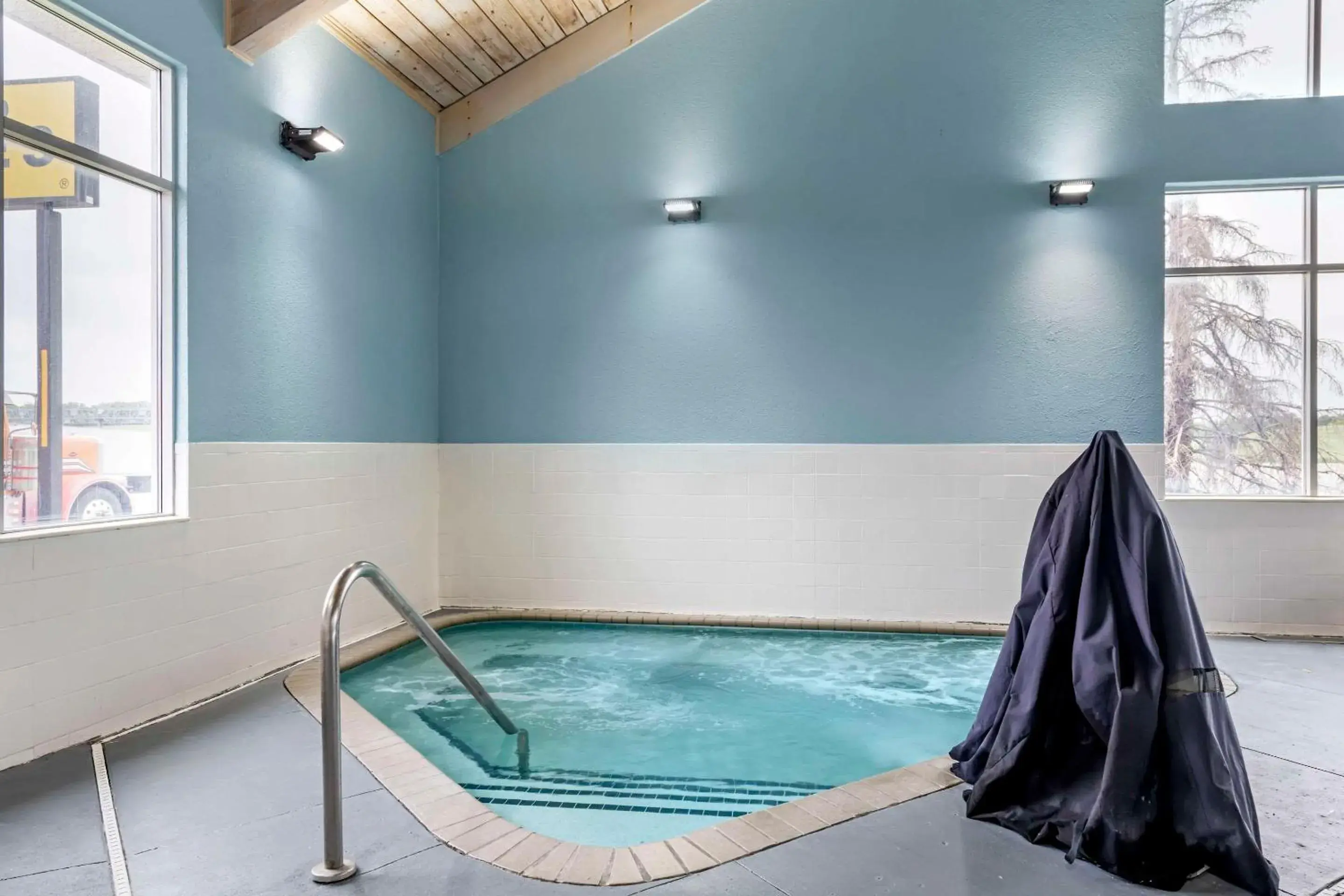 Swimming pool in Comfort Inn Albert Lea at Trails Travel Center Swimming pool in Comfort Inn Albert Lea at Trails Travel Center