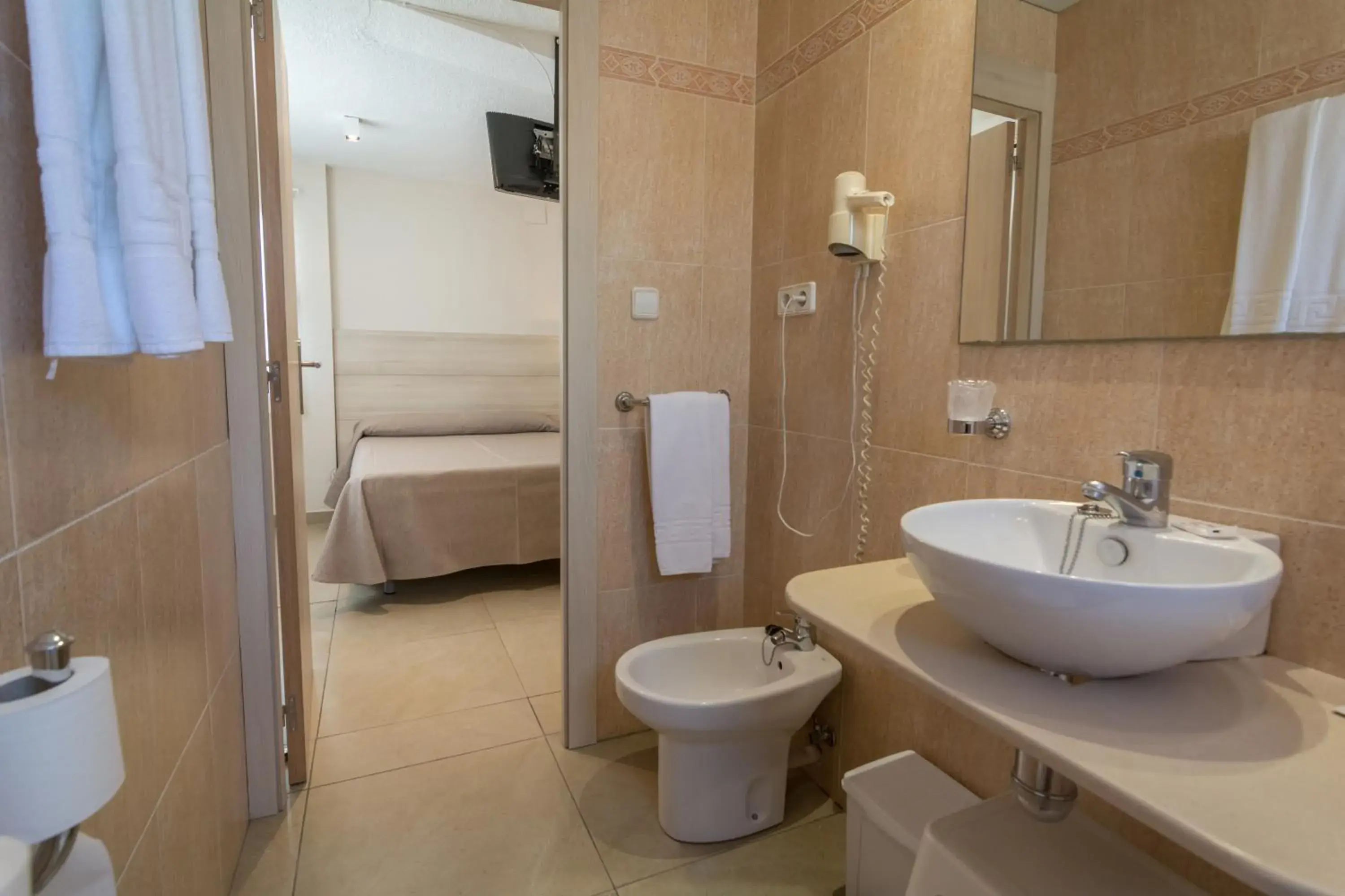 Bathroom, Bed in Hotel San Luis Bathroom, Bed in Hotel San Luis