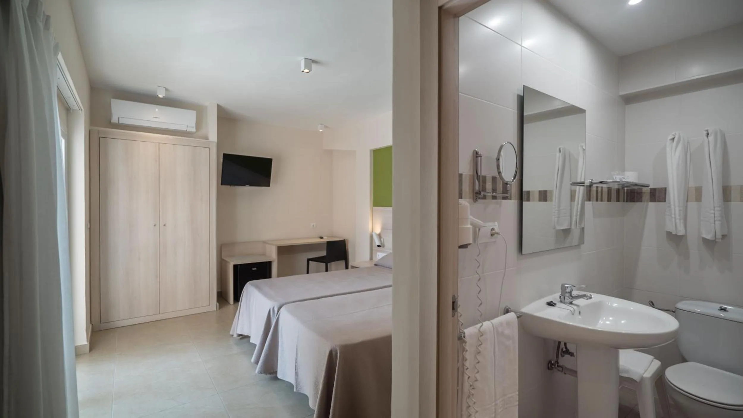 Bathroom, Bed in Hotel San Luis