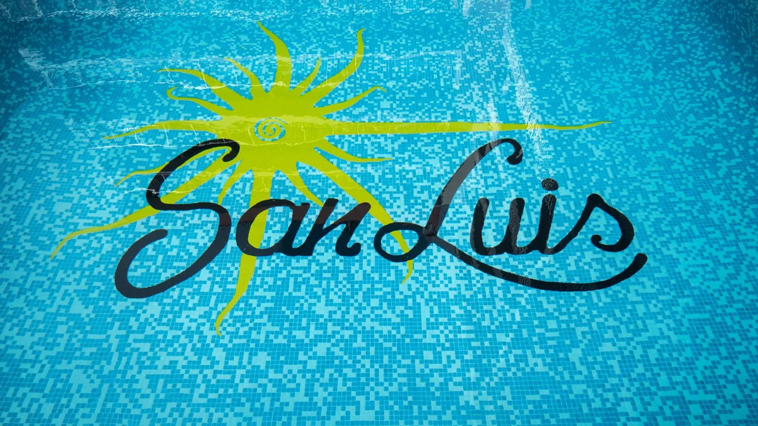 Swimming pool in Hotel San Luis