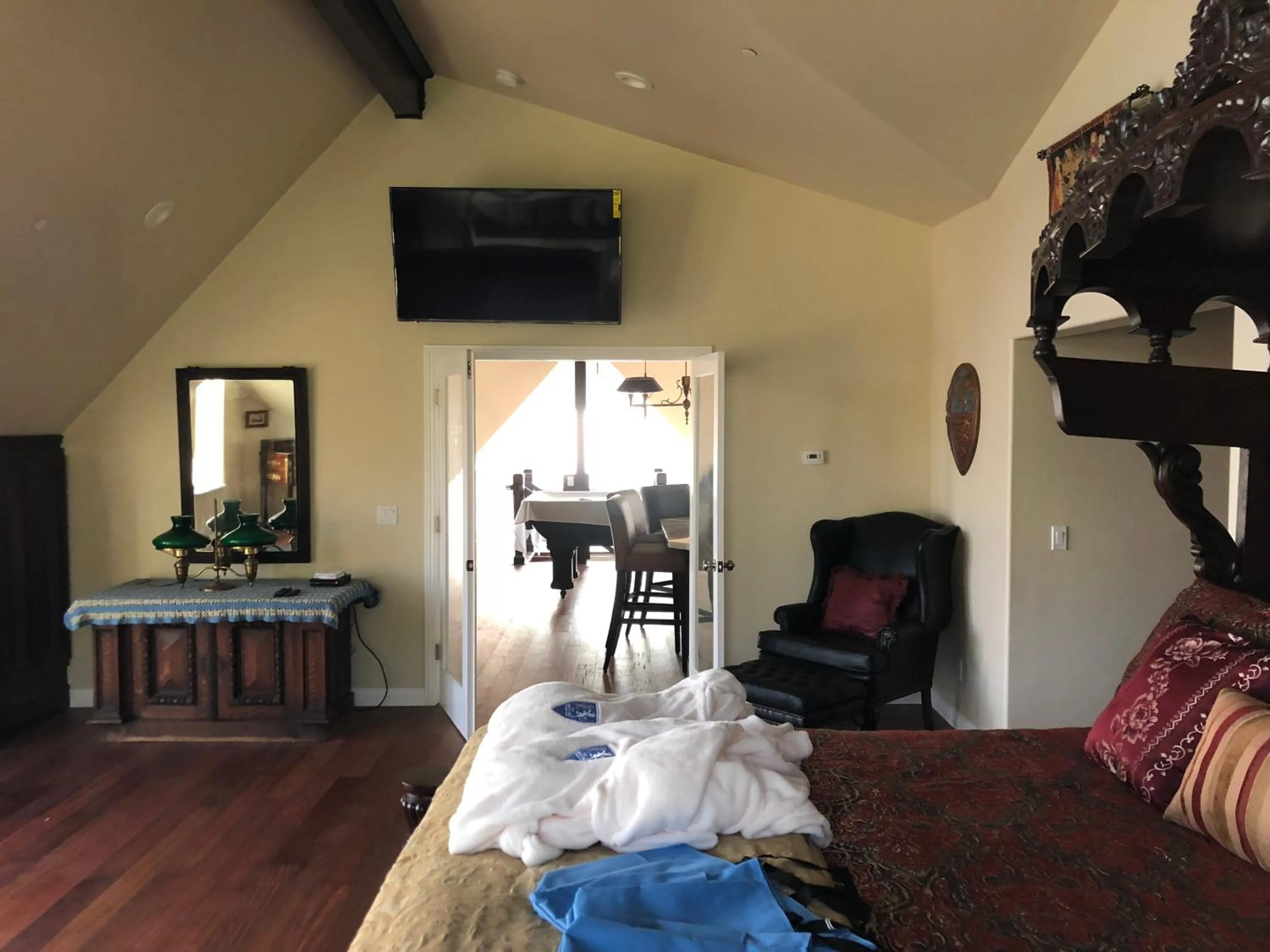 Property building, Bed in The Castle Inn of the Lost Coast