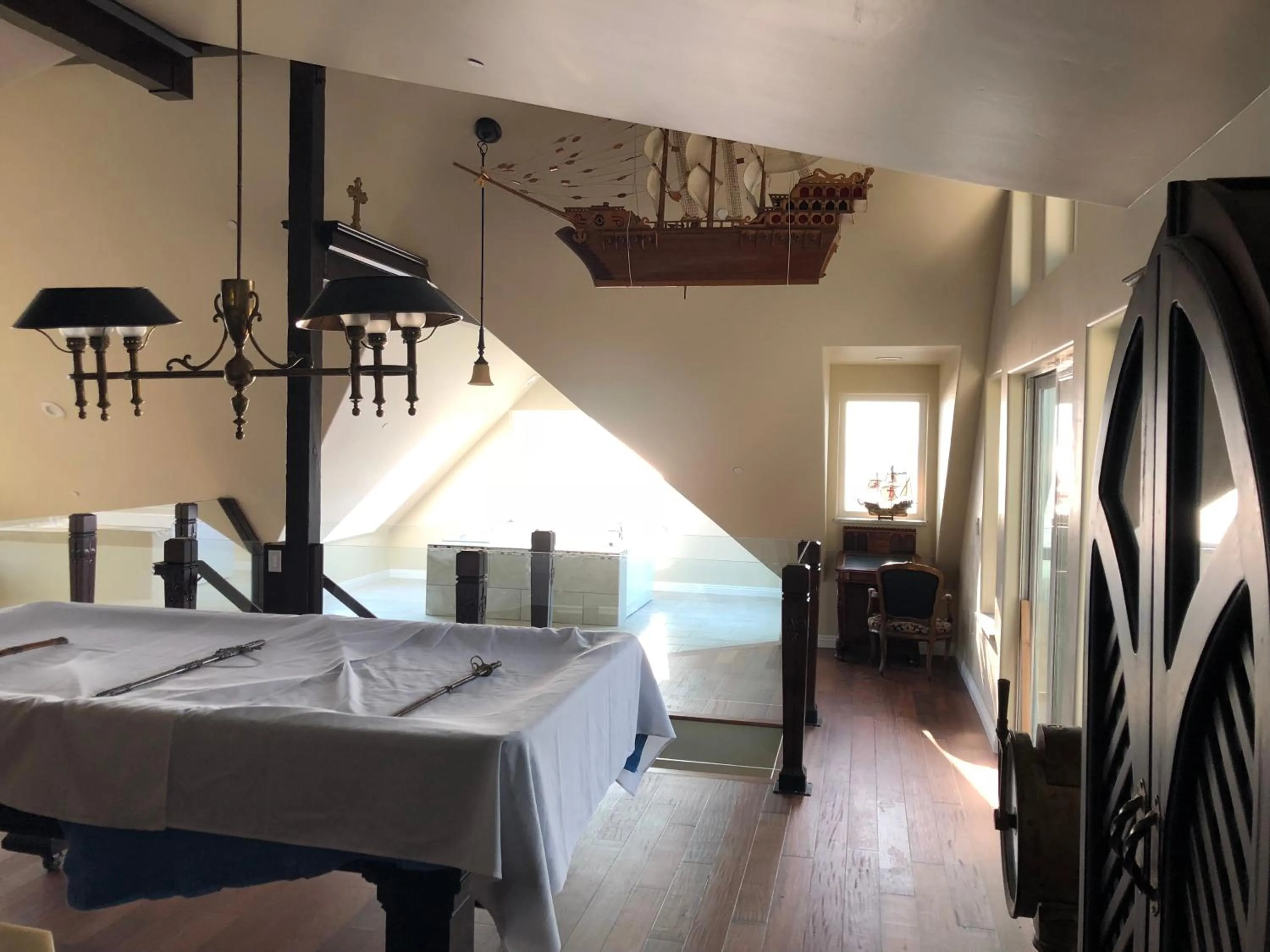 Property building, Bed in The Castle Inn of the Lost Coast