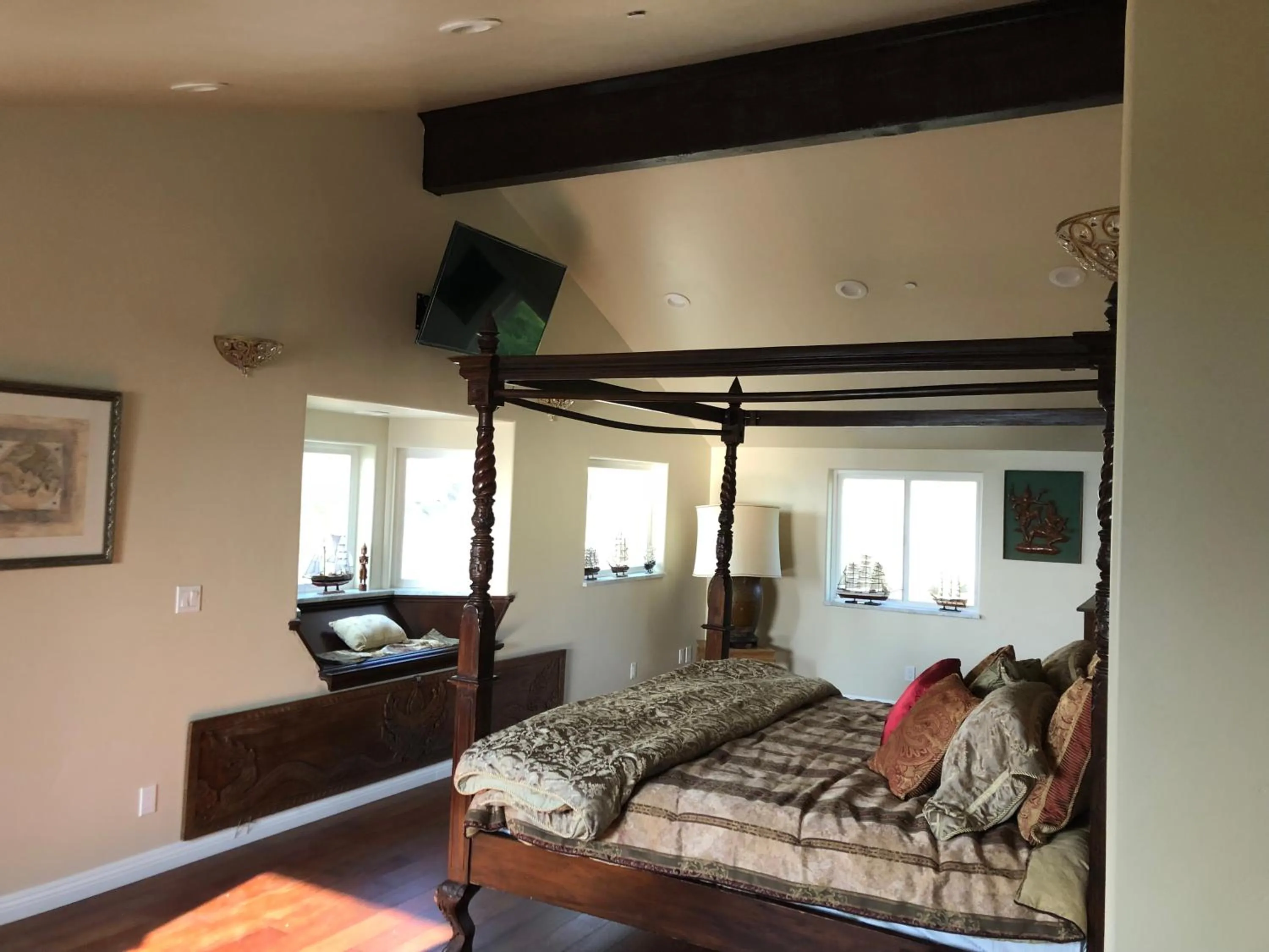 Property building, Bed in The Castle Inn of the Lost Coast