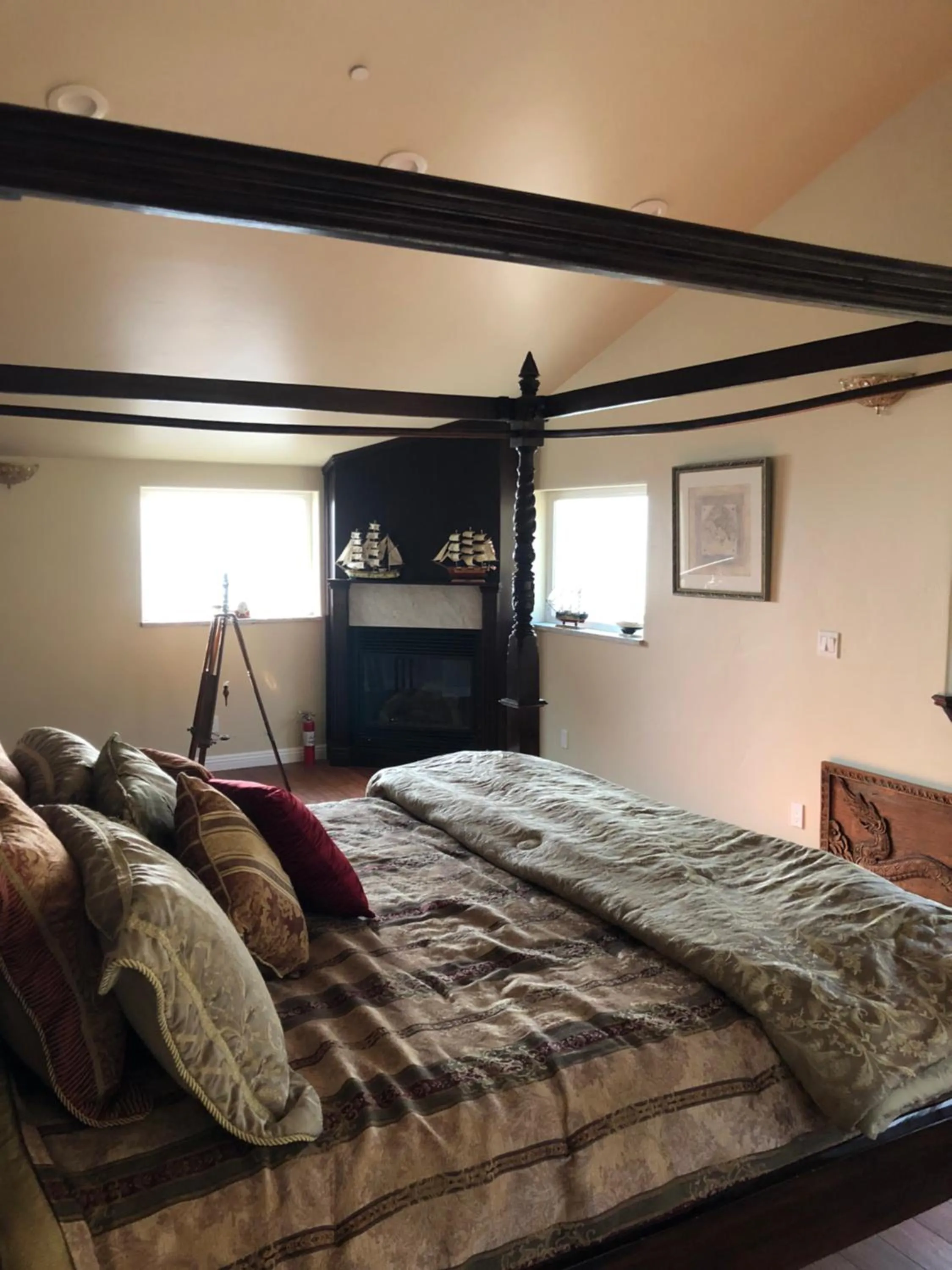 Property building, Bed in The Castle Inn of the Lost Coast