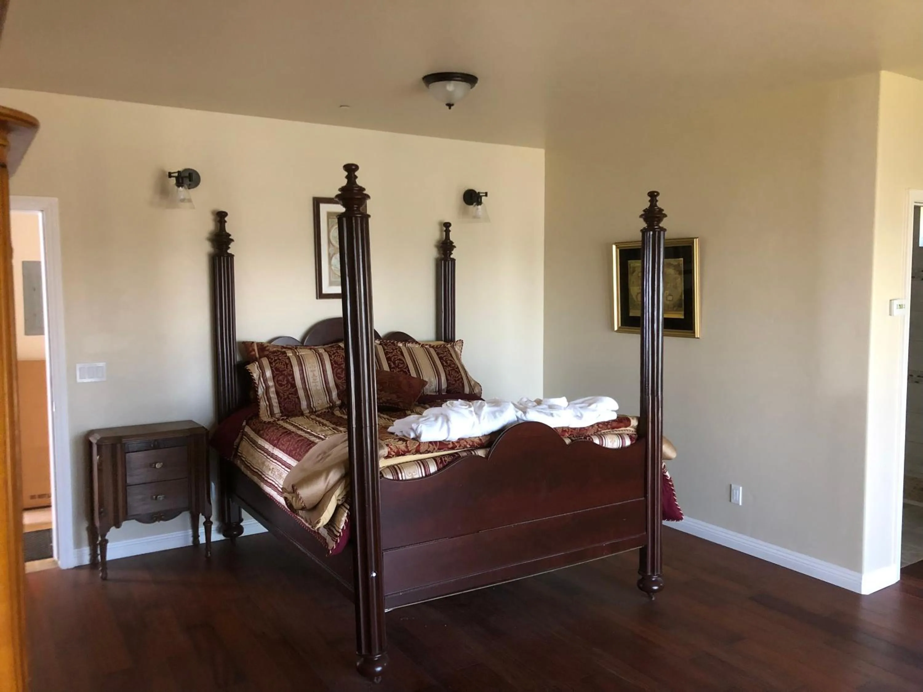 Property building, Bed in The Castle Inn of the Lost Coast