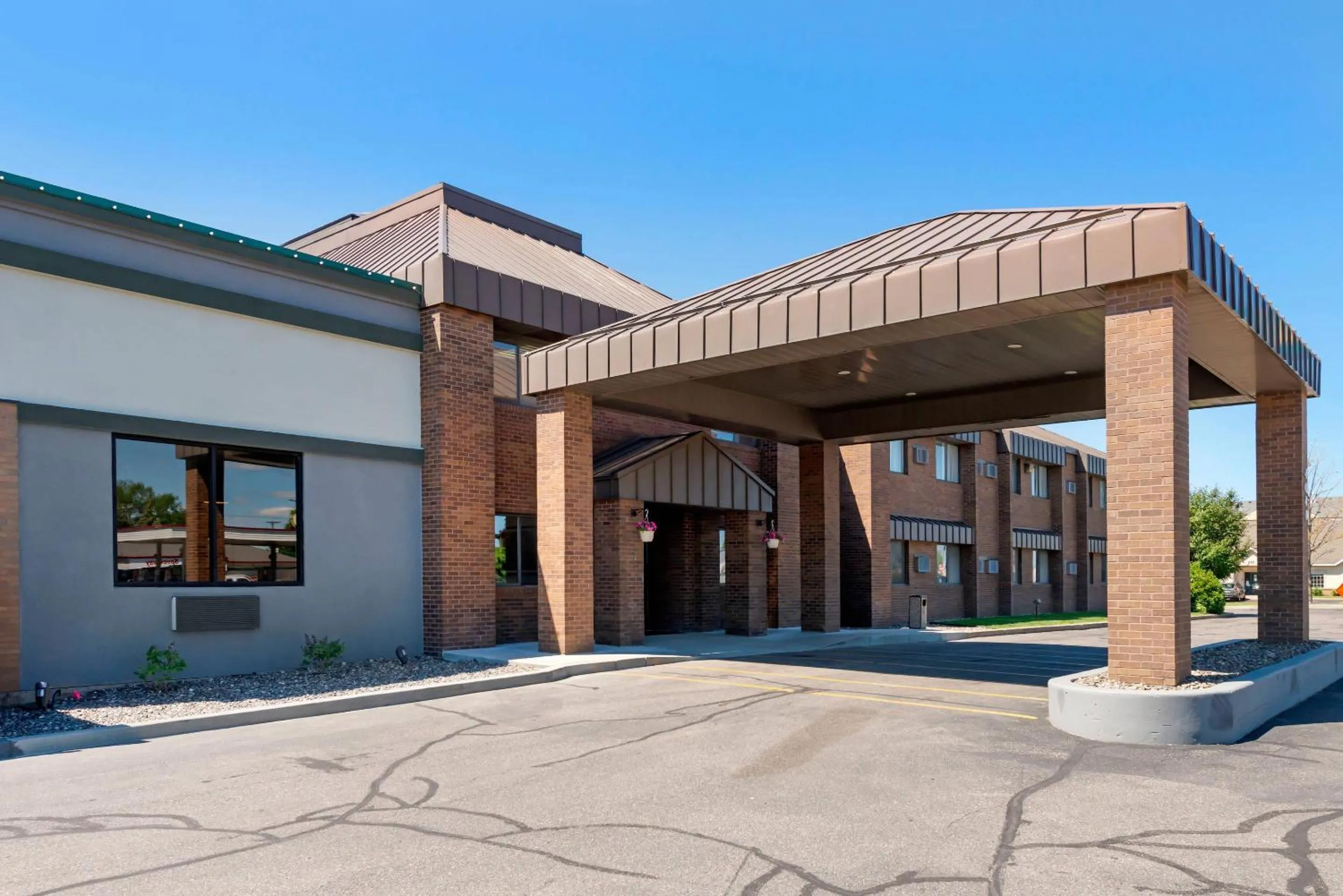 Property building in Quality Inn St Cloud West