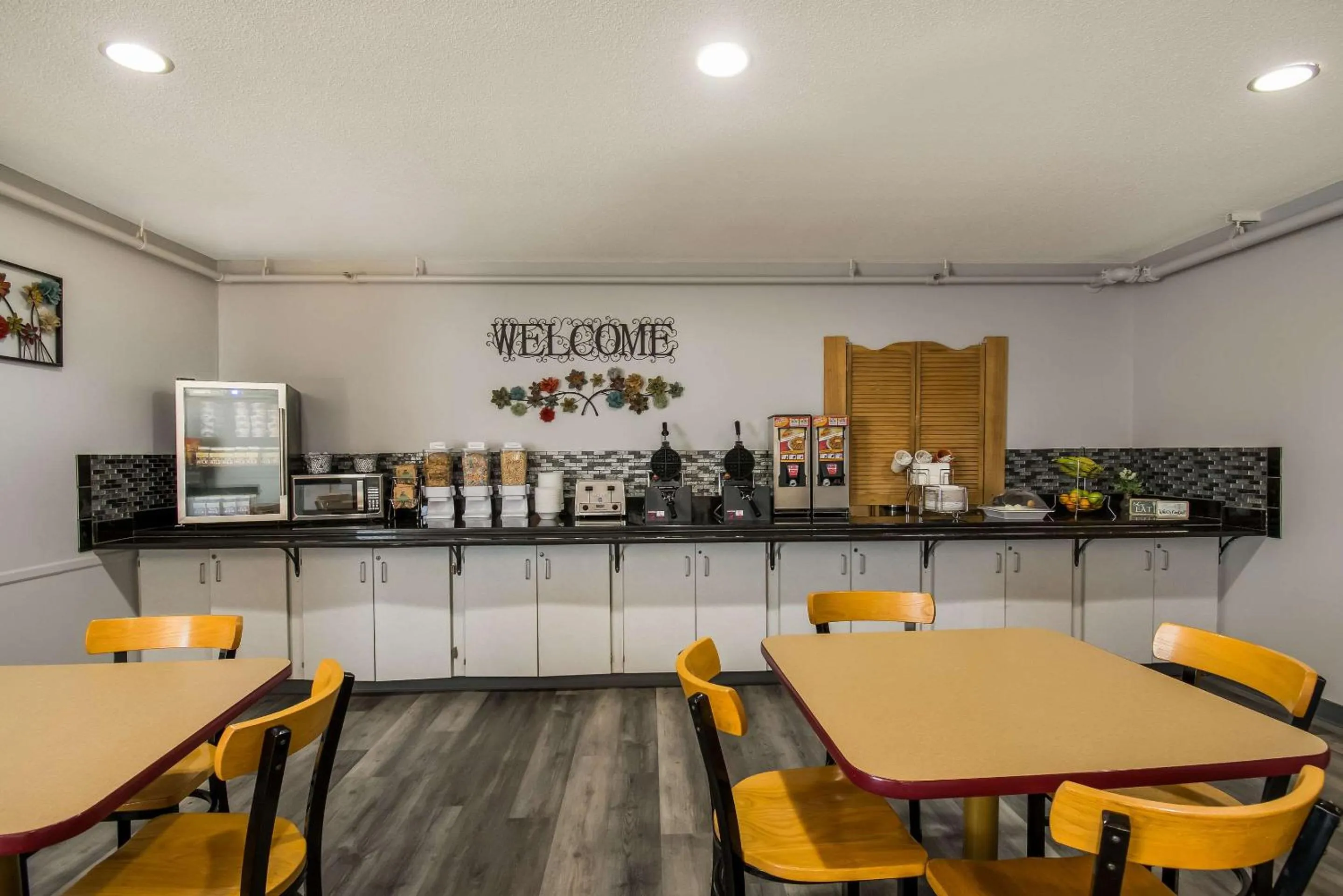 Breakfast, Restaurant/Places to Eat in Econo Lodge Duluth near Miller Hill Mall