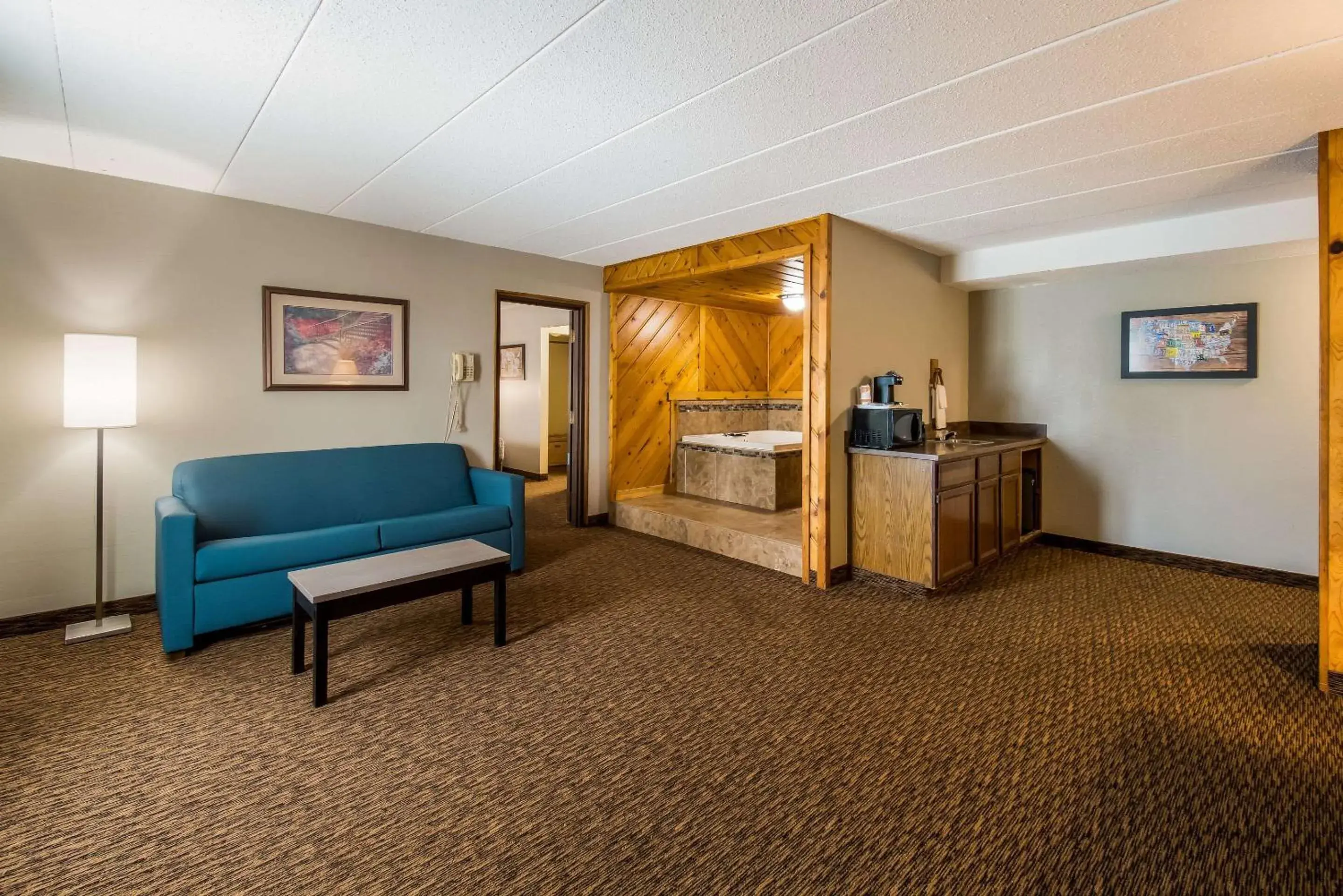 Bedroom, Seating Area in Econo Lodge Duluth near Miller Hill Mall