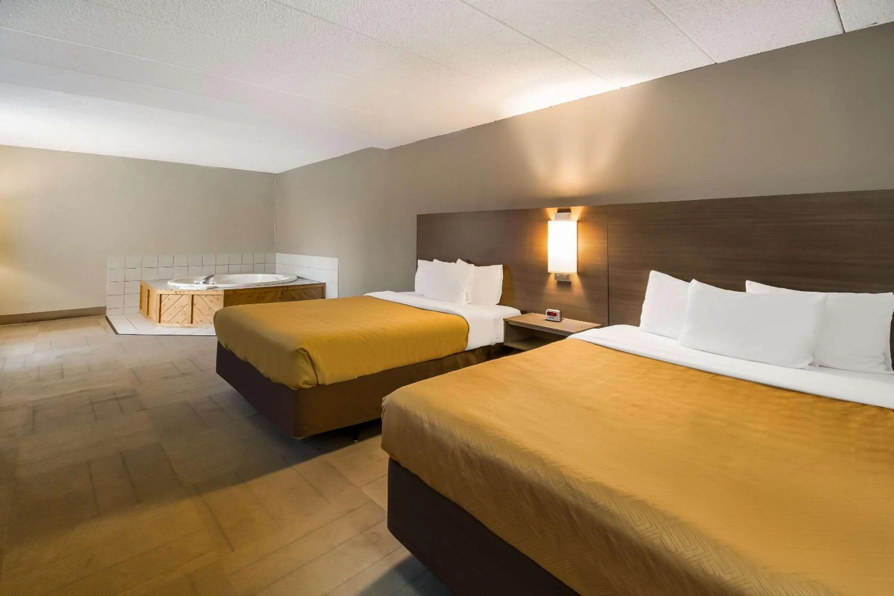 Bedroom in Econo Lodge Duluth near Miller Hill Mall