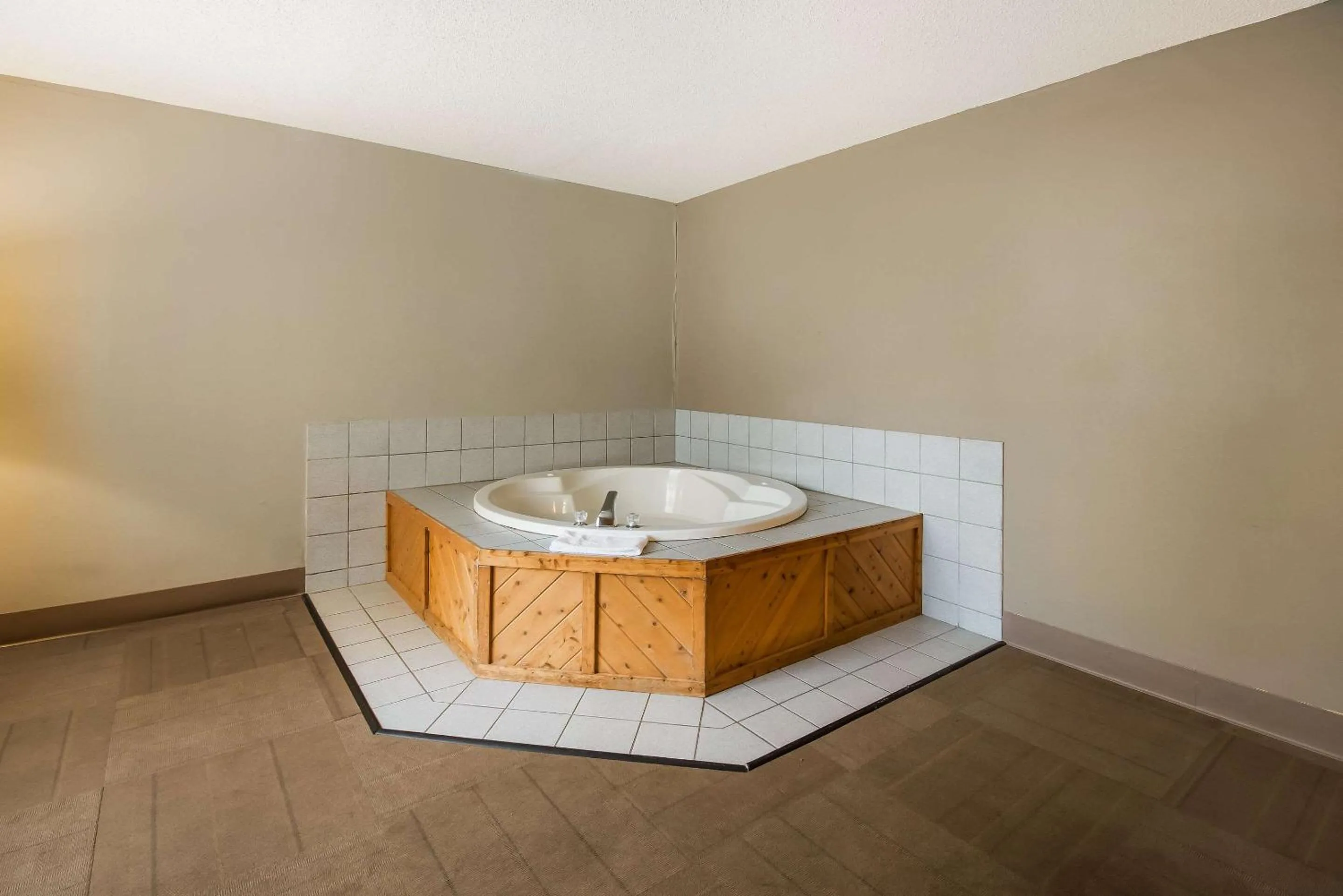 Bedroom in Econo Lodge Duluth near Miller Hill Mall