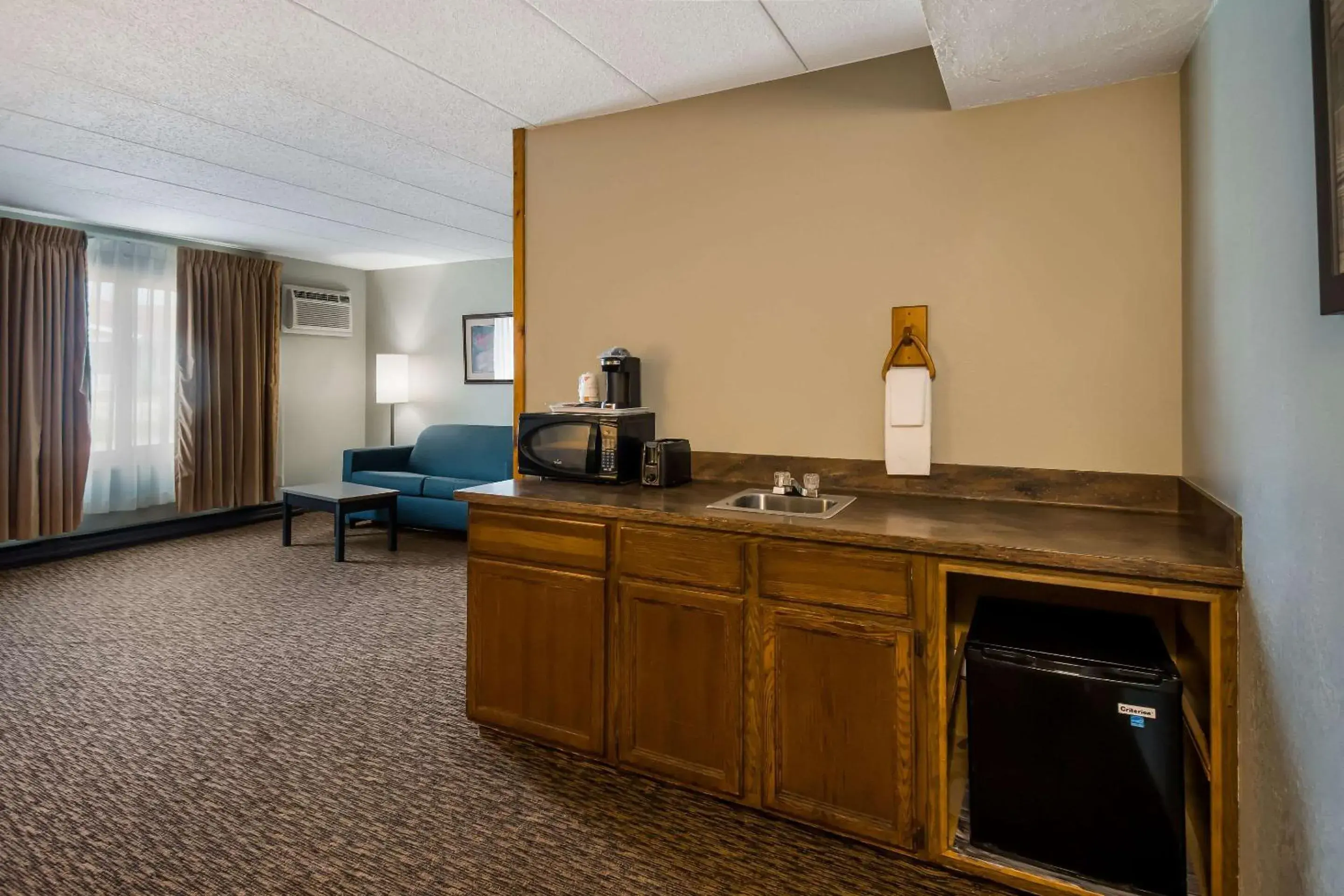 Bedroom, Kitchen/Kitchenette in Econo Lodge Duluth near Miller Hill Mall
