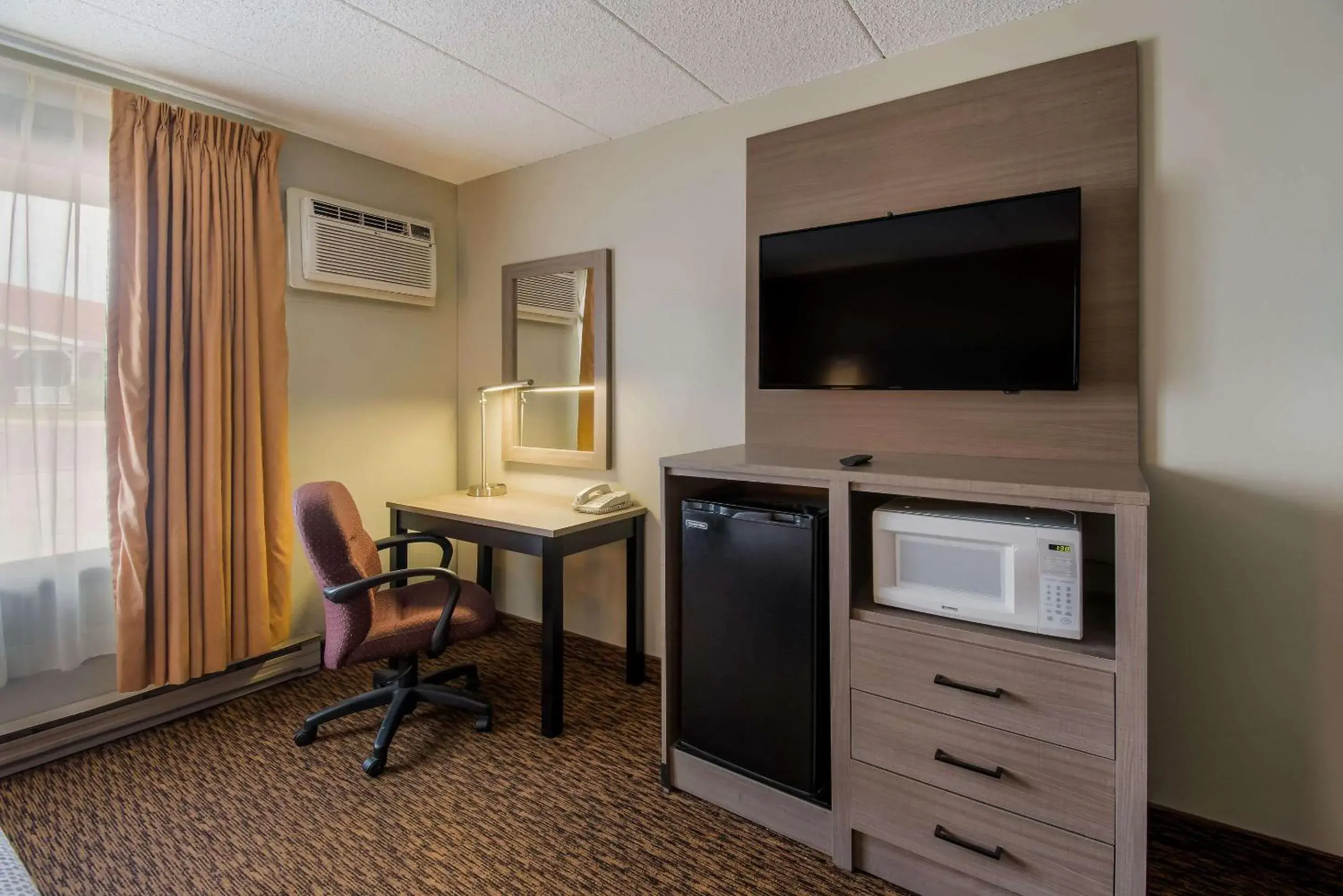Bedroom, TV/Entertainment Center in Econo Lodge Duluth near Miller Hill Mall
