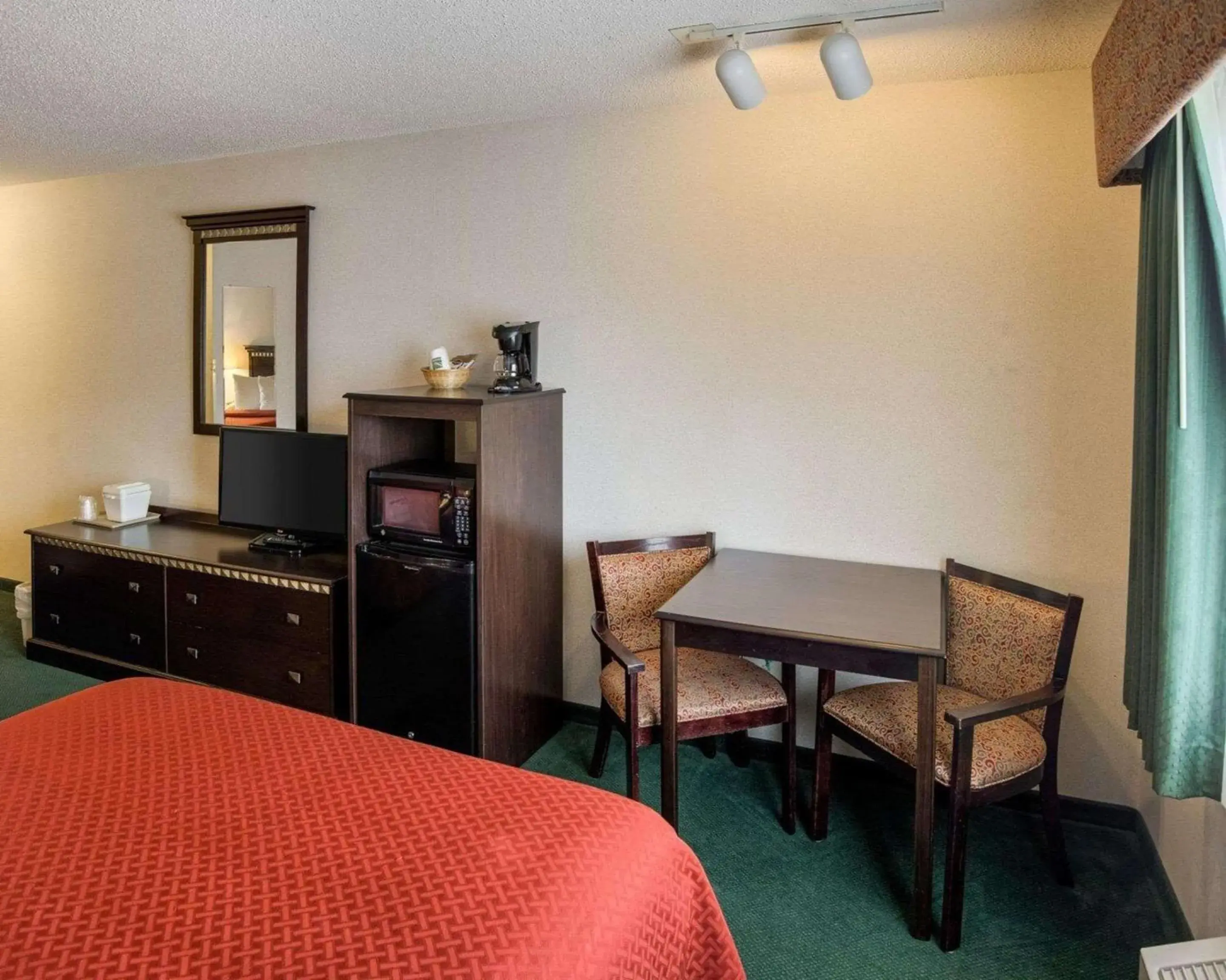 Queen Room - Accessible/Nonsmoking in Quality Inn near Northtown Mall & National Sports Center Queen Room - Accessible/Nonsmoking in Quality Inn near Northtown Mall & National Sports Center