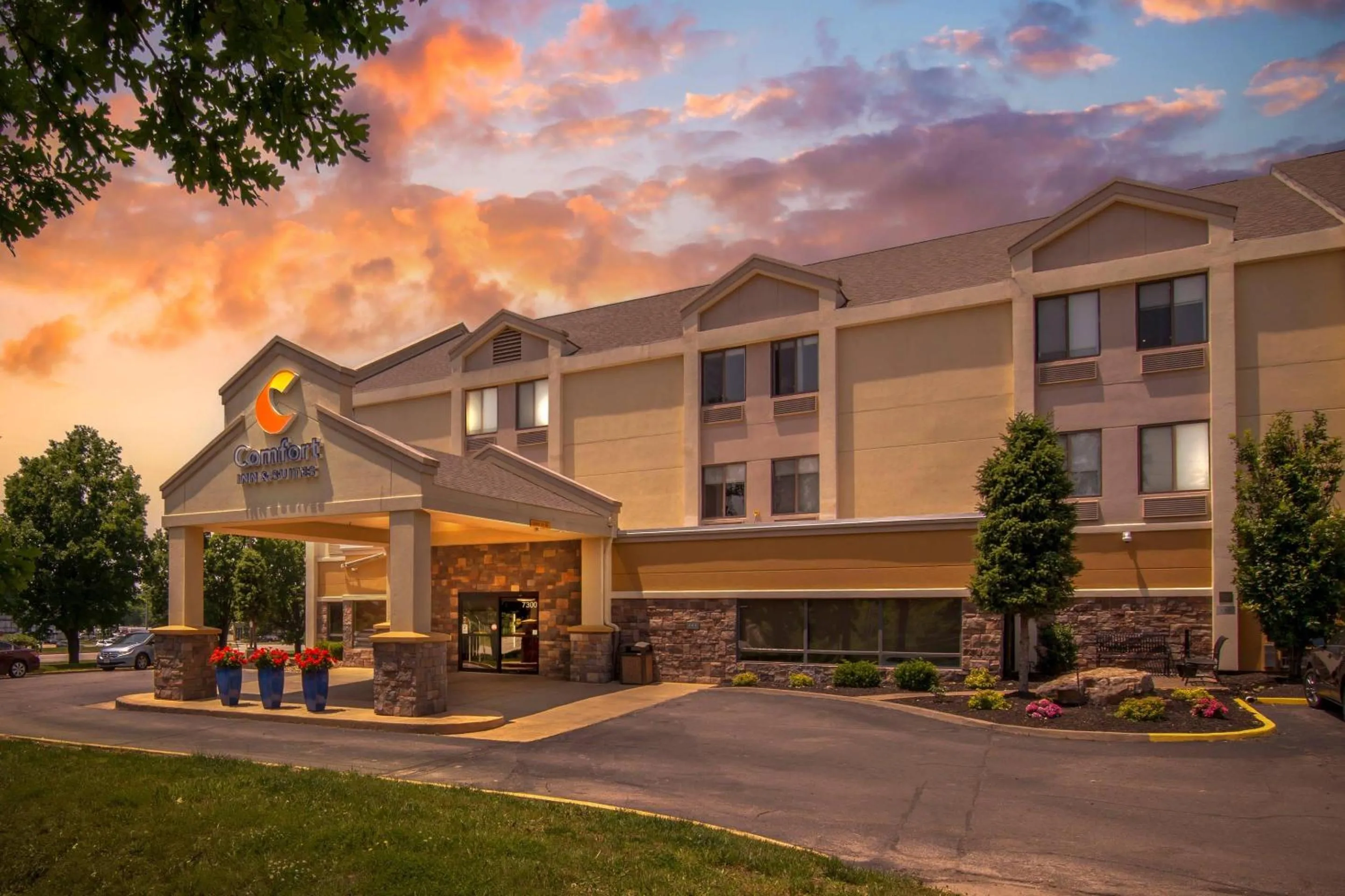 Property building in Comfort Inn & Suites Kansas City - Northeast