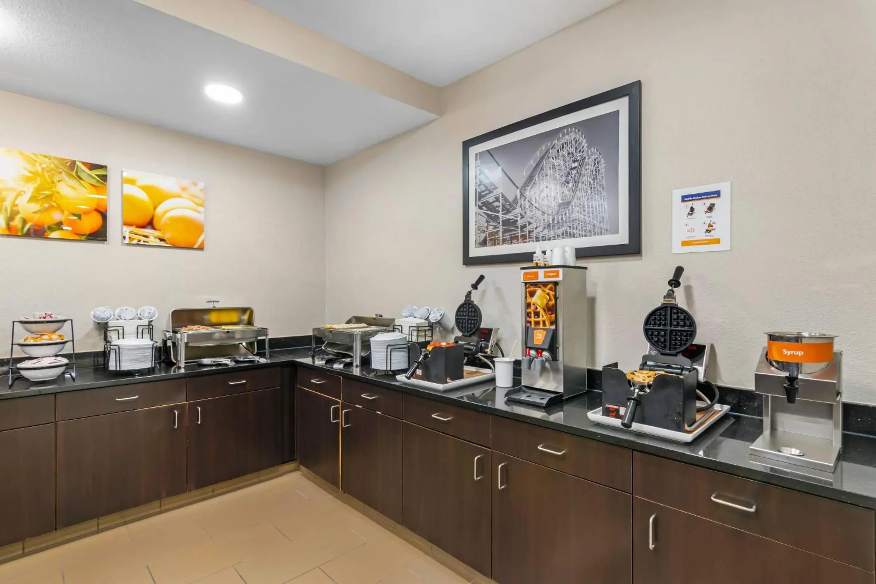 Breakfast in Comfort Inn & Suites Kansas City - Northeast Breakfast in Comfort Inn & Suites Kansas City - Northeast