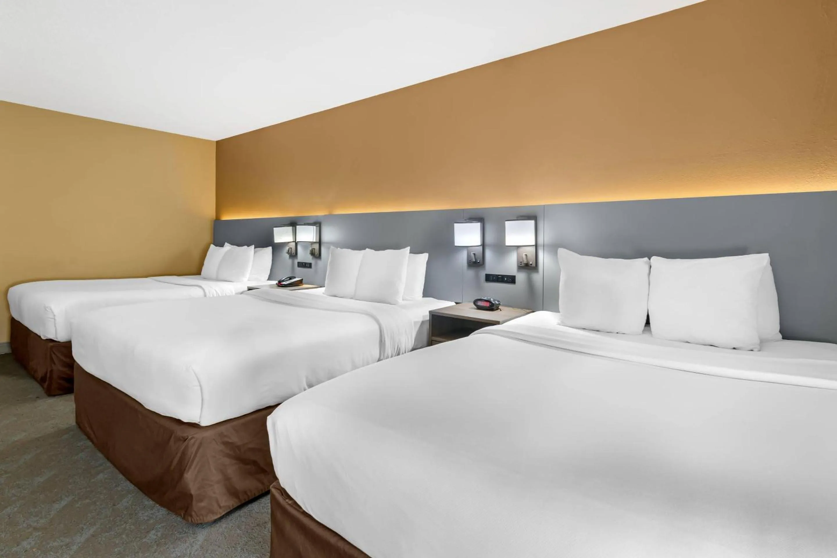 Bedroom, Bed in Comfort Inn & Suites Kansas City - Northeast