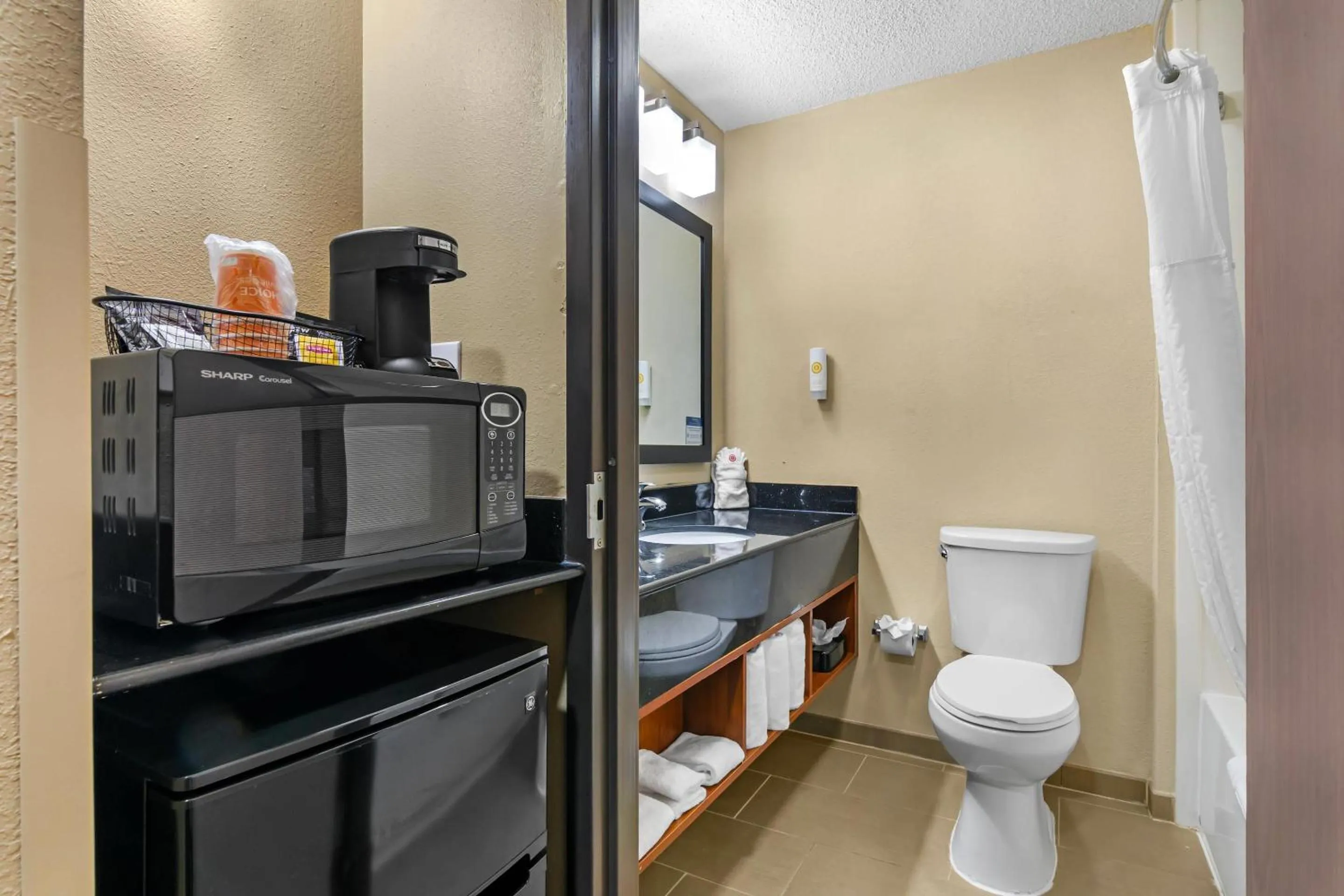 Bedroom in Comfort Inn & Suites Kansas City - Northeast