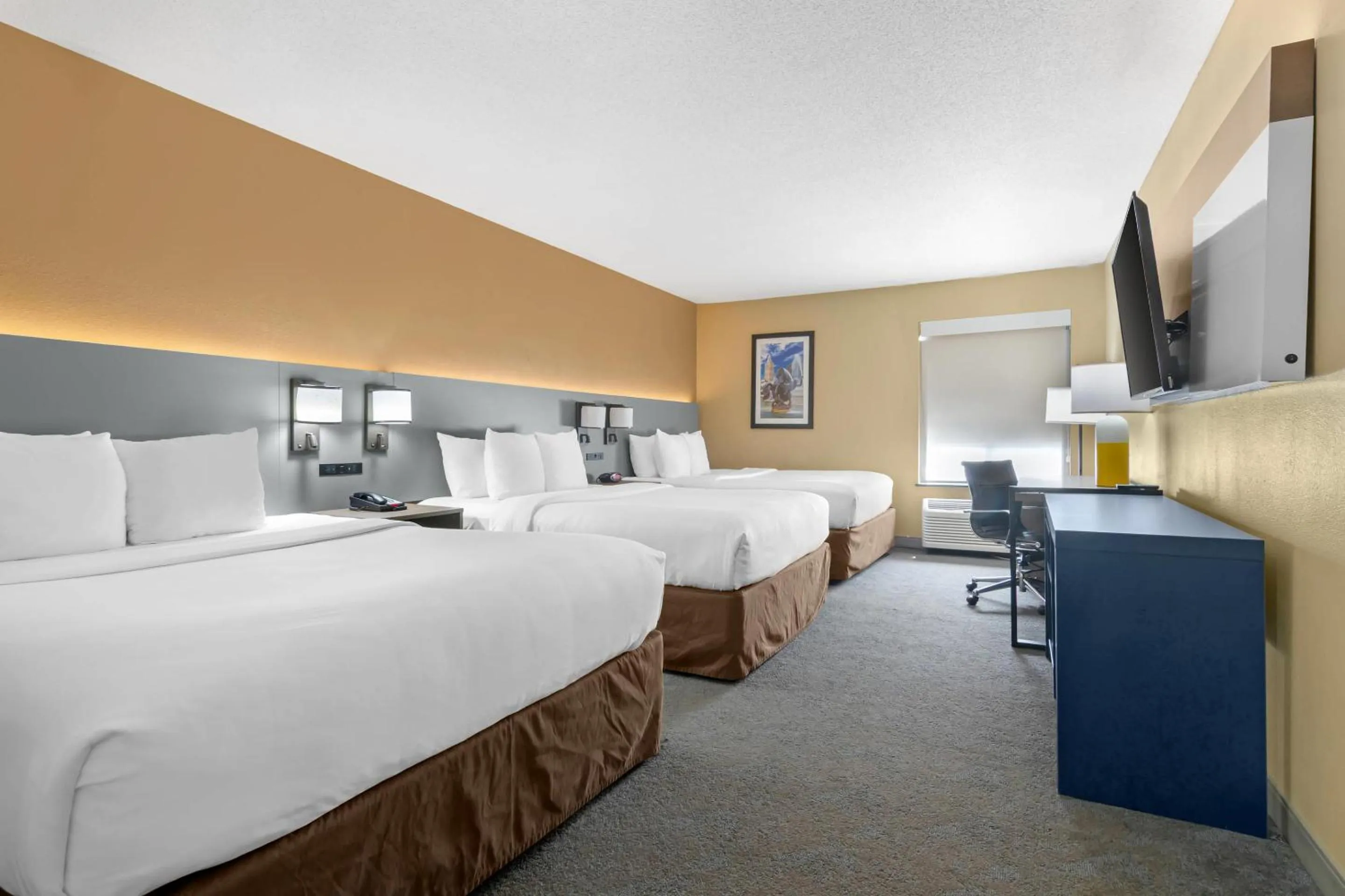Bedroom, Bed in Comfort Inn & Suites Kansas City - Northeast
