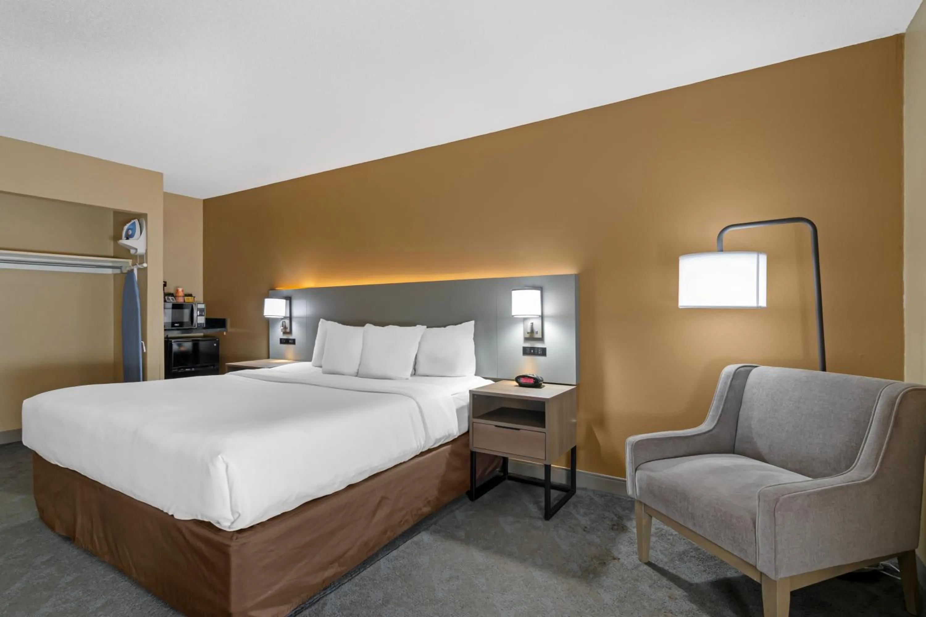 Bed in Comfort Inn & Suites Kansas City - Northeast