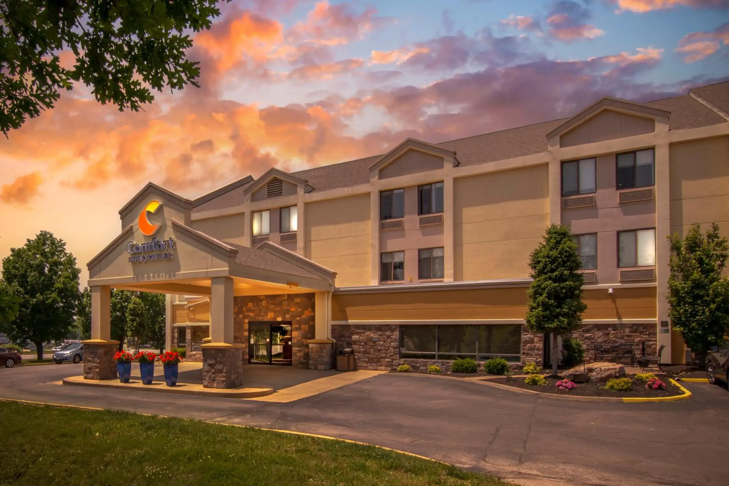 Property building in Comfort Inn & Suites Kansas City - Northeast Property building in Comfort Inn & Suites Kansas City - Northeast