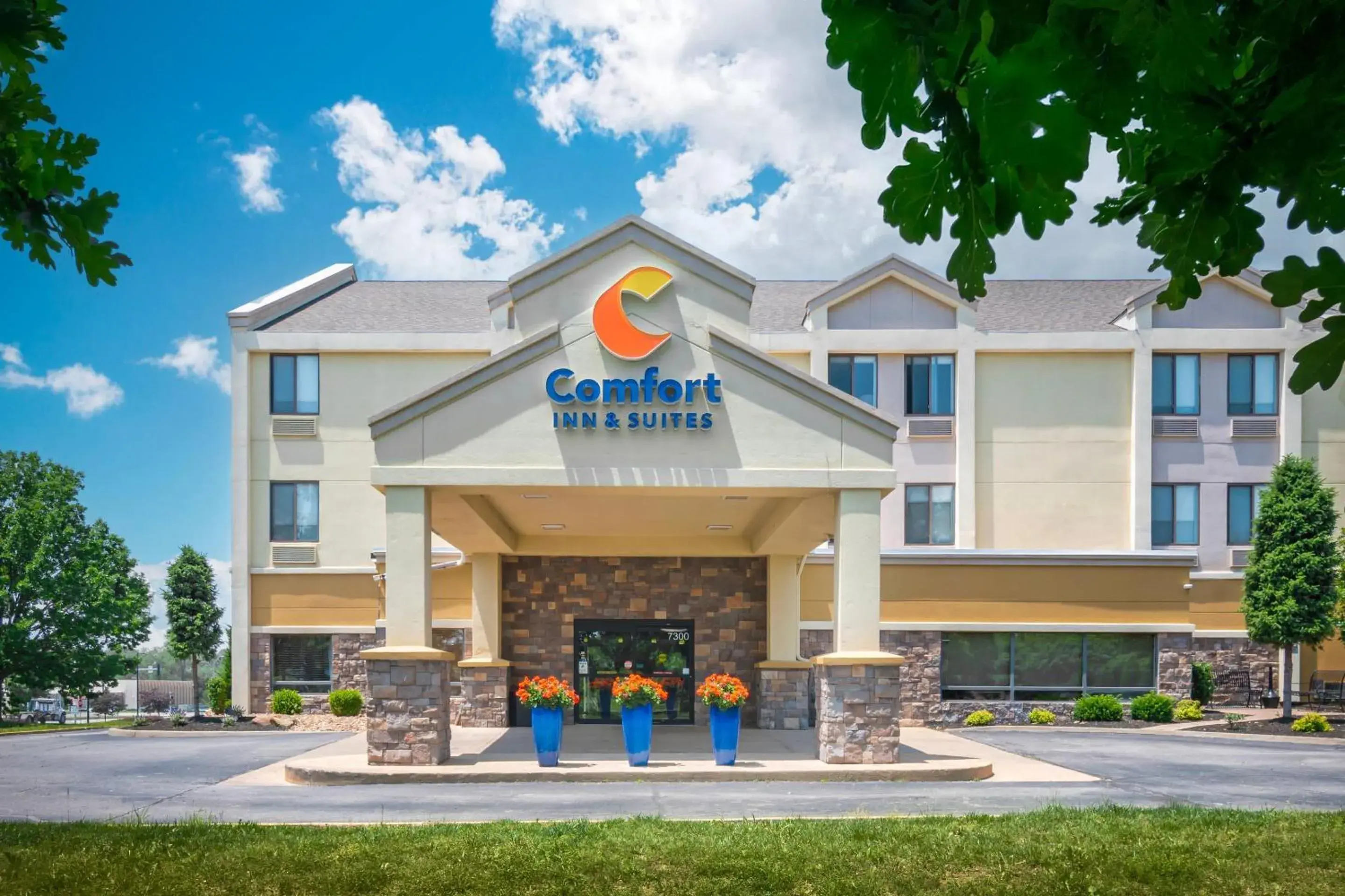 Property building in Comfort Inn & Suites Kansas City - Northeast Property building in Comfort Inn & Suites Kansas City - Northeast