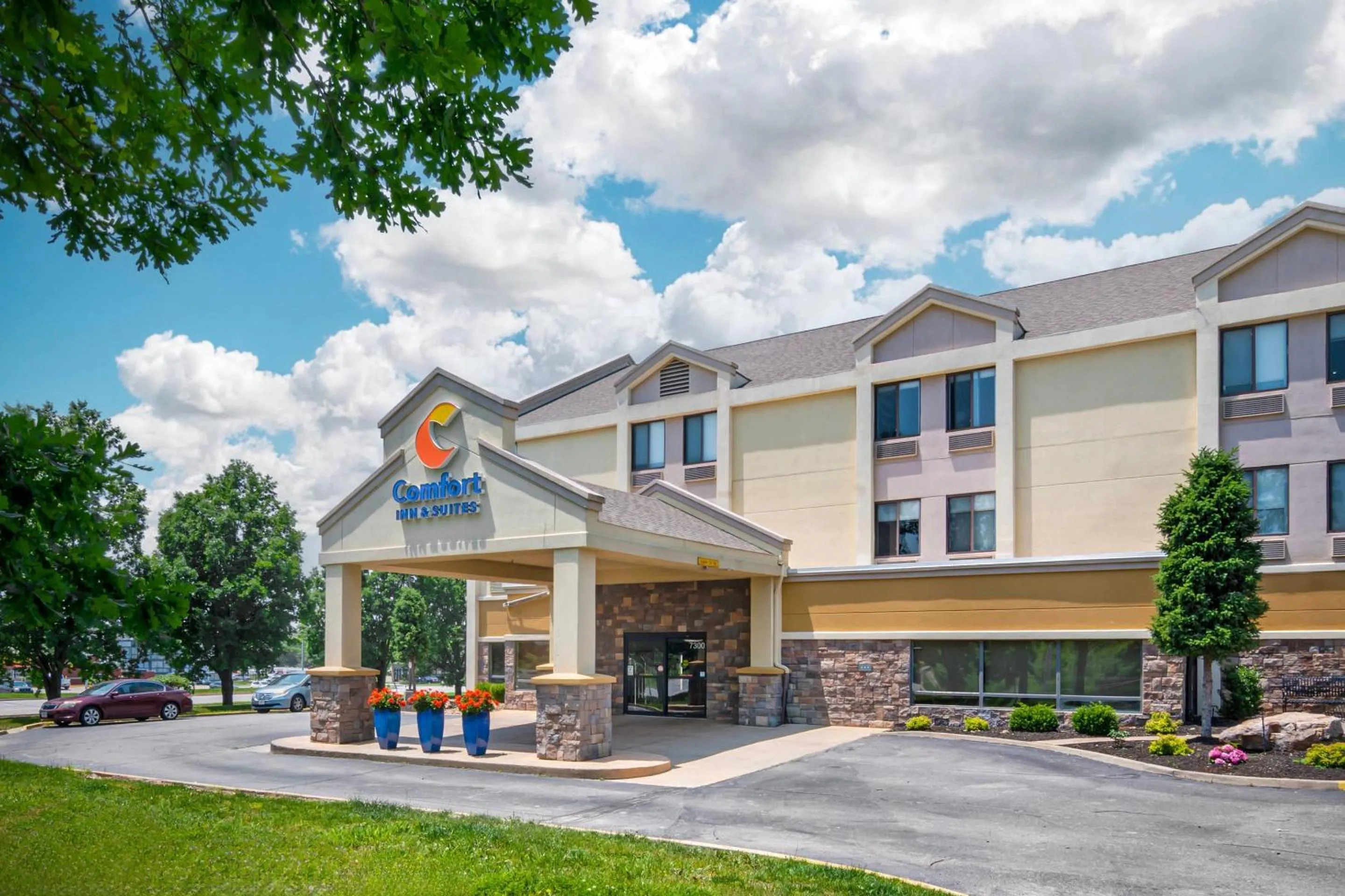 Property building in Comfort Inn & Suites Kansas City - Northeast