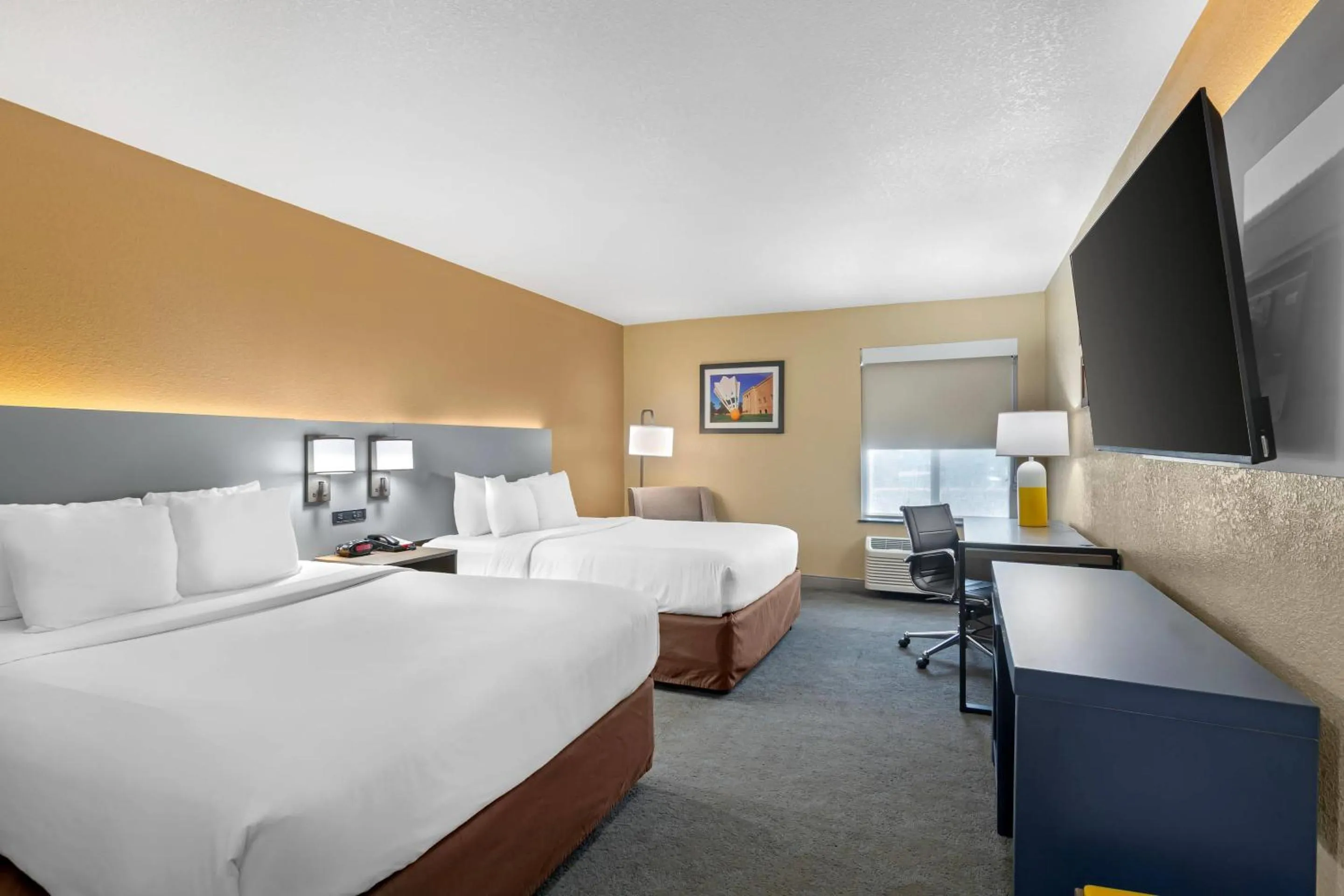 Bedroom, Bed in Comfort Inn & Suites Kansas City - Northeast