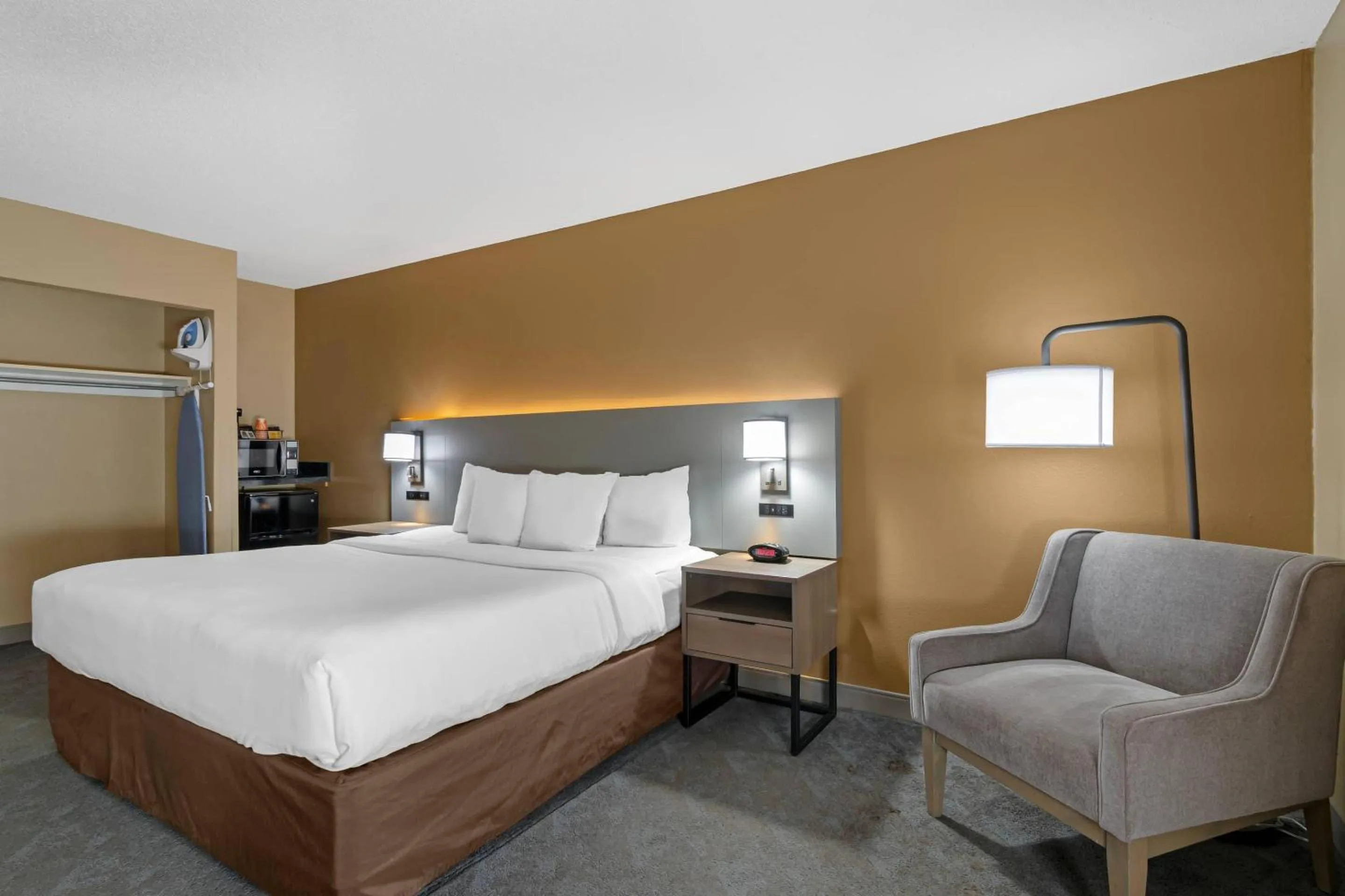 Bedroom, Bed in Comfort Inn & Suites Kansas City - Northeast