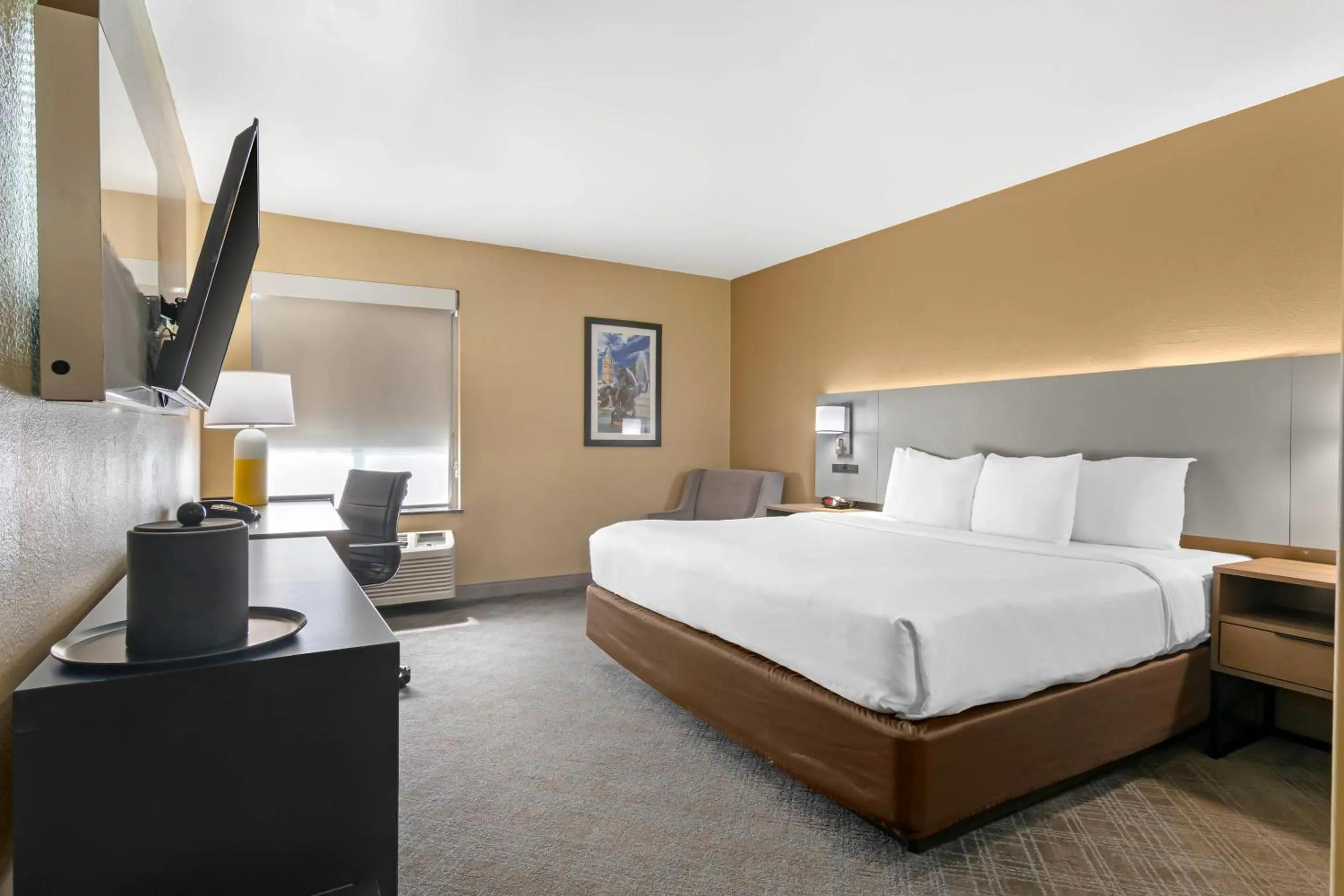 Bedroom, Bed in Comfort Inn & Suites Kansas City - Northeast