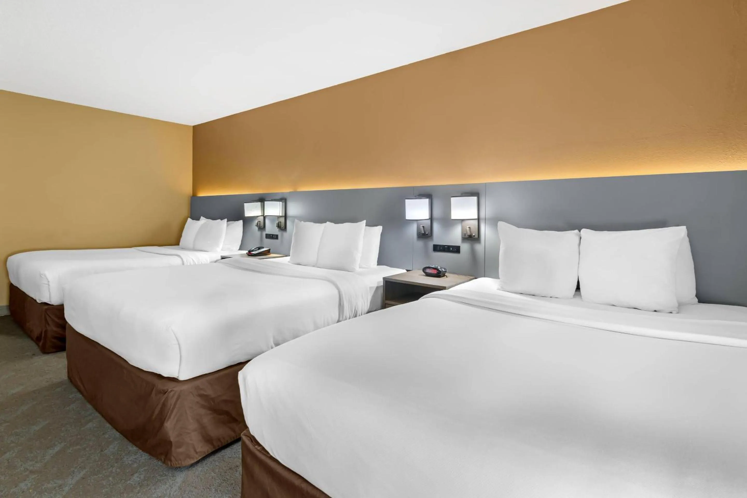 Bedroom, Bed in Comfort Inn & Suites Kansas City - Northeast