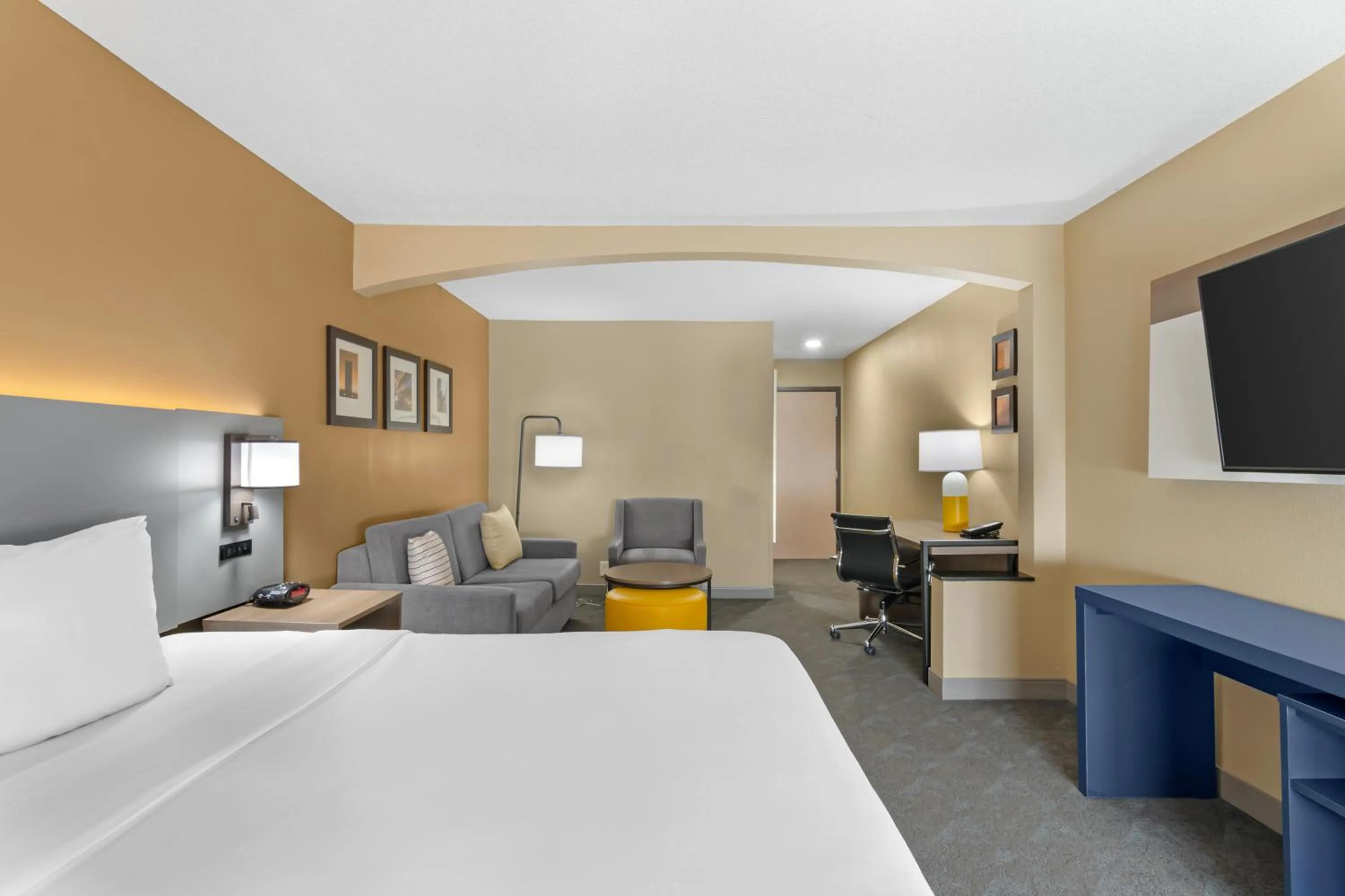 Bed in Comfort Inn & Suites Kansas City - Northeast