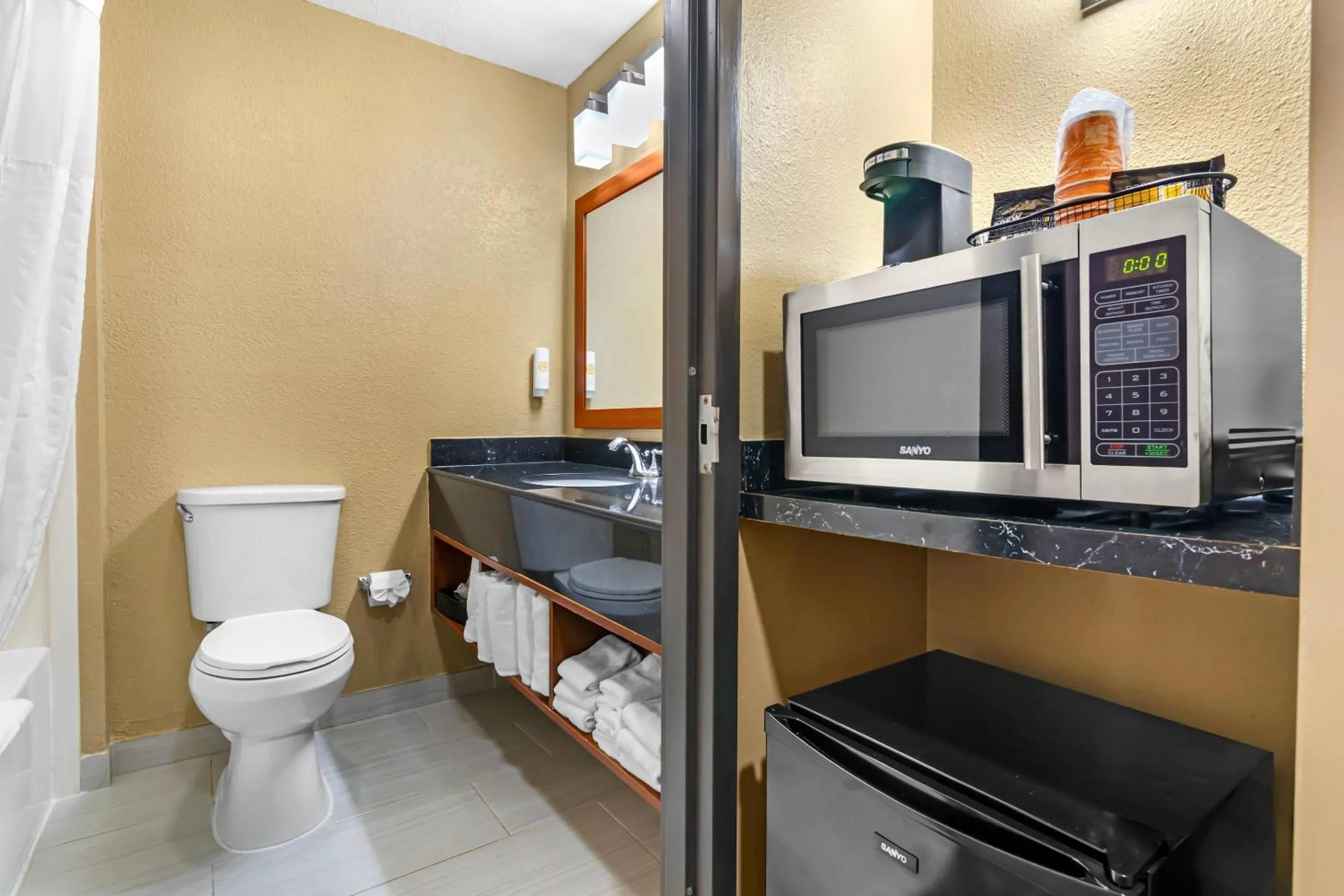 Bedroom in Comfort Inn & Suites Kansas City - Northeast